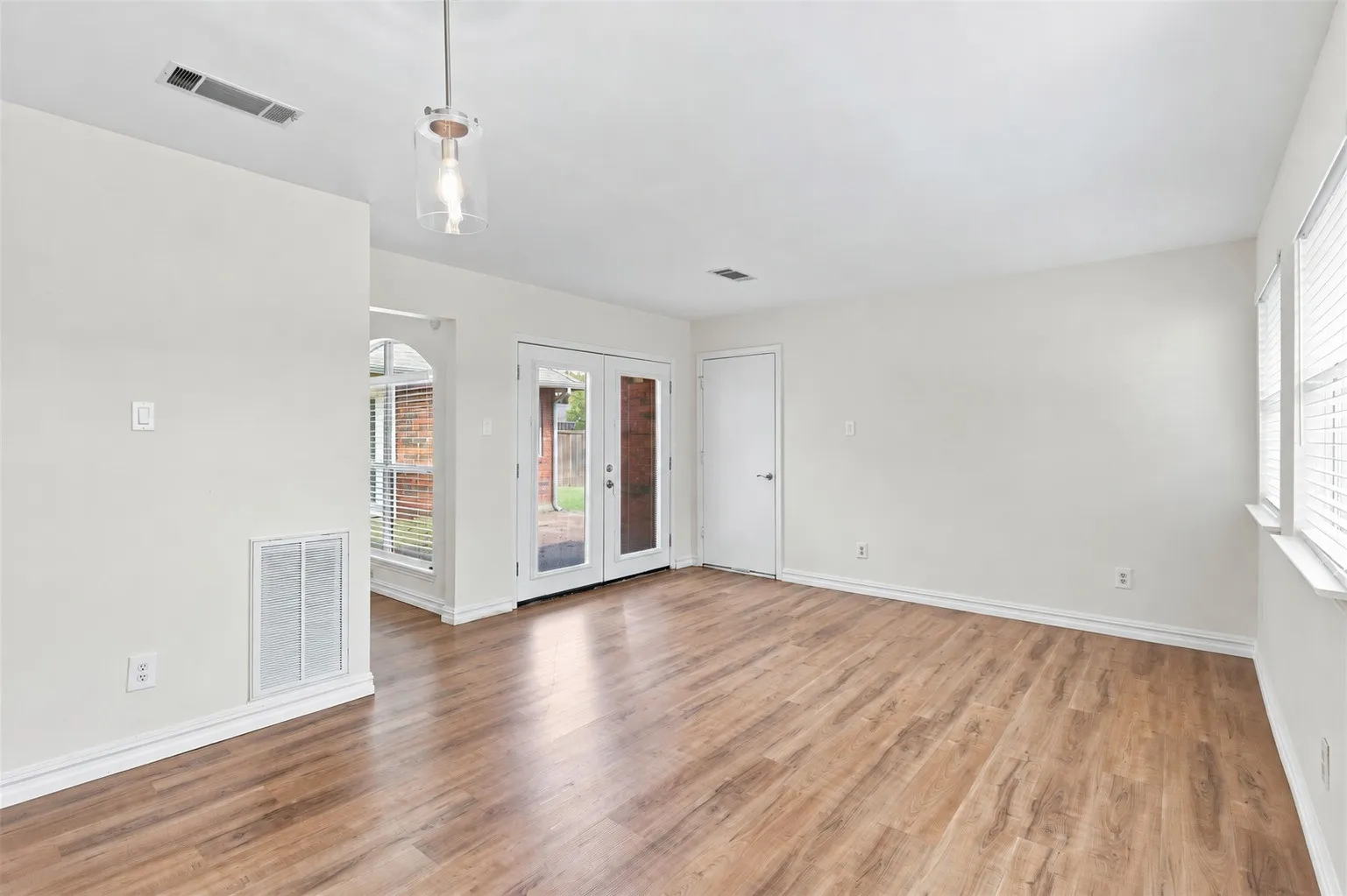 Single Family Residence For Sale in Denton County , 2126 Greenstone Trail, Carrollton, Texas 75010, 4 Bedroom, 2 Bathroom, 2 Garage spaces, 2,193 Sqft, built in 1986, mls#21379017, Real Estate Agent in Carrollton, Homes For Sale in Denton county, Homes For Sale in Carrollton, Realtor in Carrollton Texas, Real Estate Brokerage Independent Realty Texas, Luminita Cordes Realtor