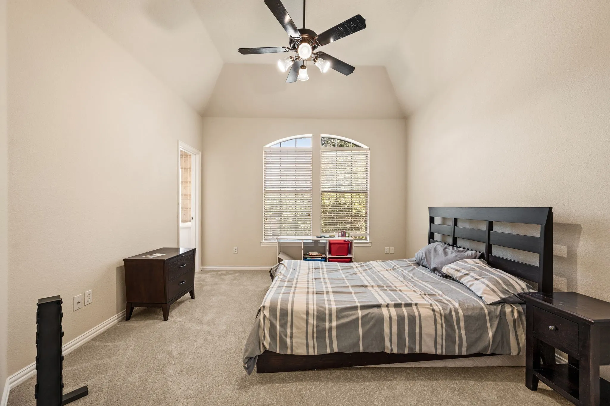 Single Family Residence For Sale in Tarrant County , 533 Round Hollow Lane, Southlake, Texas 76092, 5 Bedroom, 7 Bathroom, 4 Garage spaces, 5,923 Sqft, built in 2000, mls#21373738, Real Estate Agent in Southlake, Homes For Sale in Tarrant county, Homes For Sale in Southlake, Realtor in Southlake Texas, Real Estate Brokerage Independent Realty Texas, Luminita Cordes Realtor