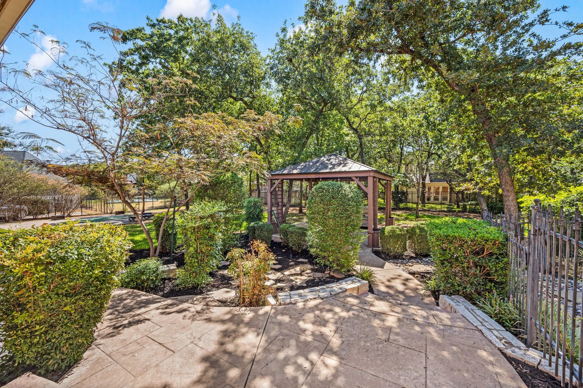 Single Family Residence For Sale in Tarrant County , 533 Round Hollow Lane, Southlake, Texas 76092, 5 Bedroom, 7 Bathroom, 4 Garage spaces, 5,923 Sqft, built in 2000, mls#21373738, Real Estate Agent in Southlake, Homes For Sale in Tarrant county, Homes For Sale in Southlake, Realtor in Southlake Texas, Real Estate Brokerage Independent Realty Texas, Luminita Cordes Realtor
