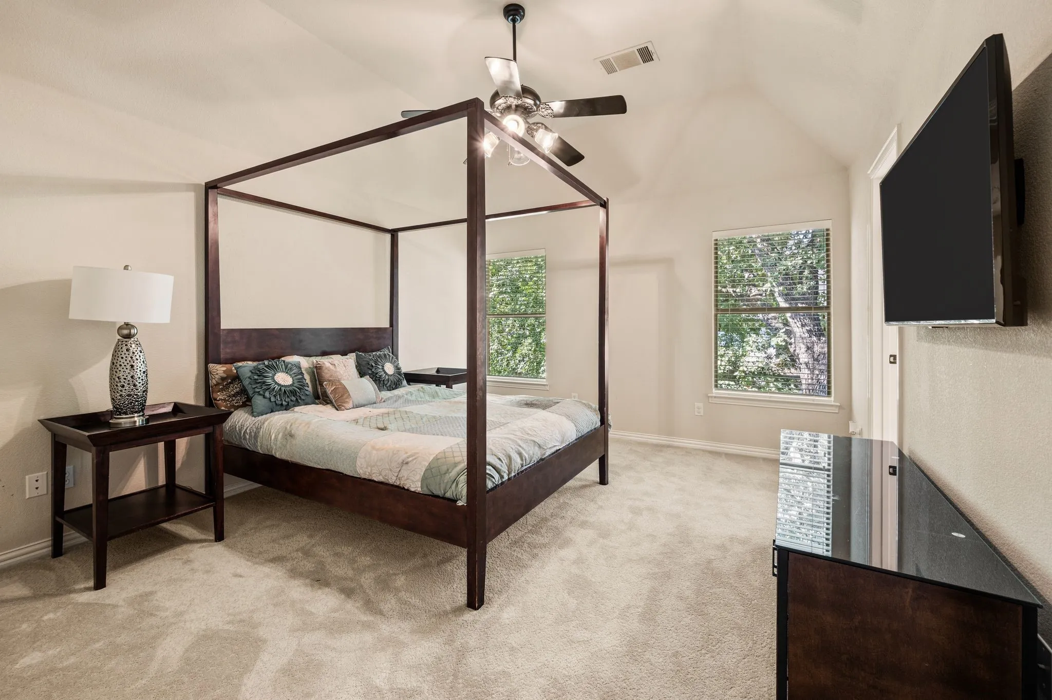 Single Family Residence For Sale in Tarrant County , 533 Round Hollow Lane, Southlake, Texas 76092, 5 Bedroom, 7 Bathroom, 4 Garage spaces, 5,923 Sqft, built in 2000, mls#21373738, Real Estate Agent in Southlake, Homes For Sale in Tarrant county, Homes For Sale in Southlake, Realtor in Southlake Texas, Real Estate Brokerage Independent Realty Texas, Luminita Cordes Realtor
