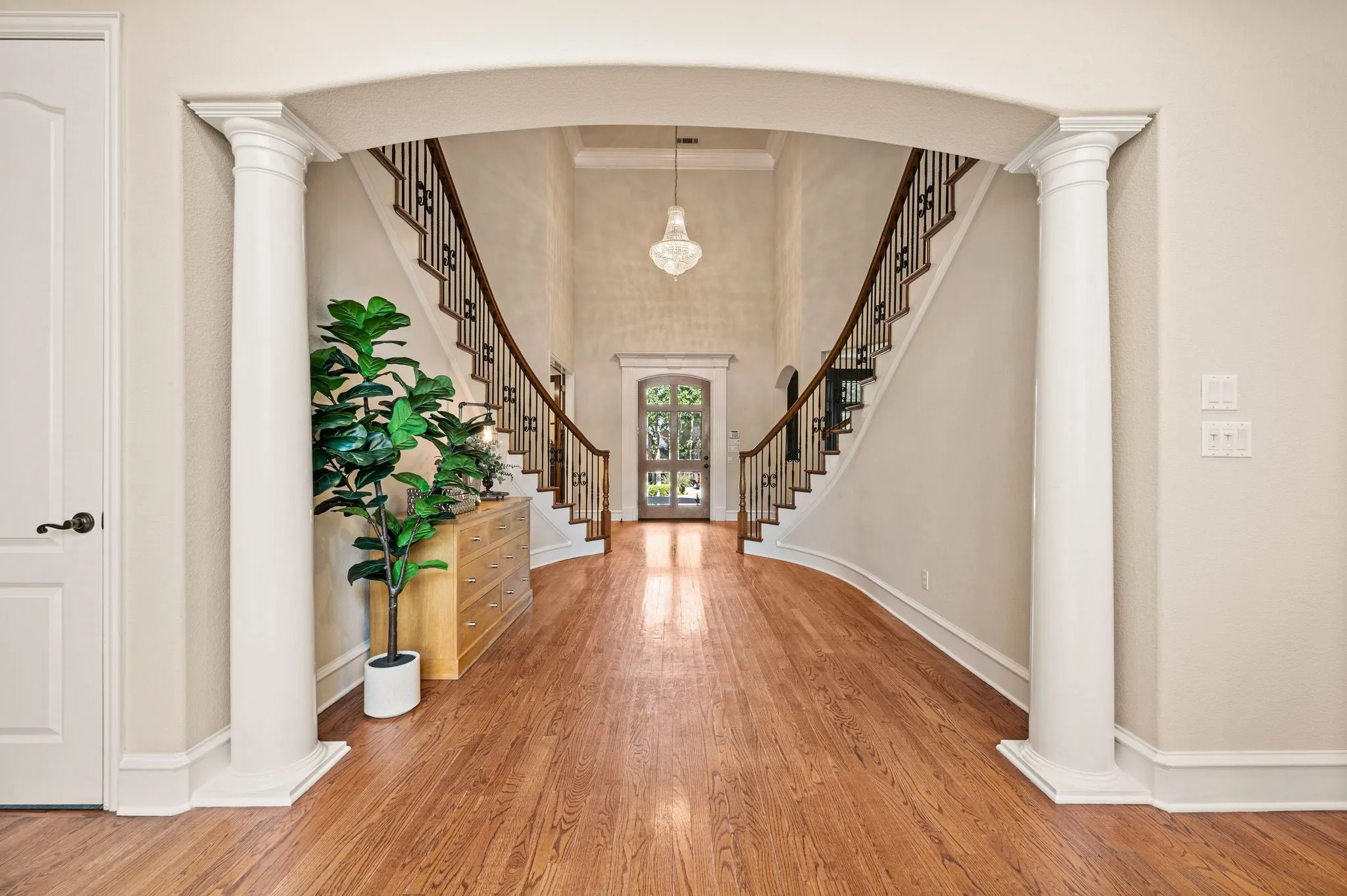 Single Family Residence For Sale in Tarrant County , 533 Round Hollow Lane, Southlake, Texas 76092, 5 Bedroom, 7 Bathroom, 4 Garage spaces, 5,923 Sqft, built in 2000, mls#21373738, Real Estate Agent in Southlake, Homes For Sale in Tarrant county, Homes For Sale in Southlake, Realtor in Southlake Texas, Real Estate Brokerage Independent Realty Texas, Luminita Cordes Realtor