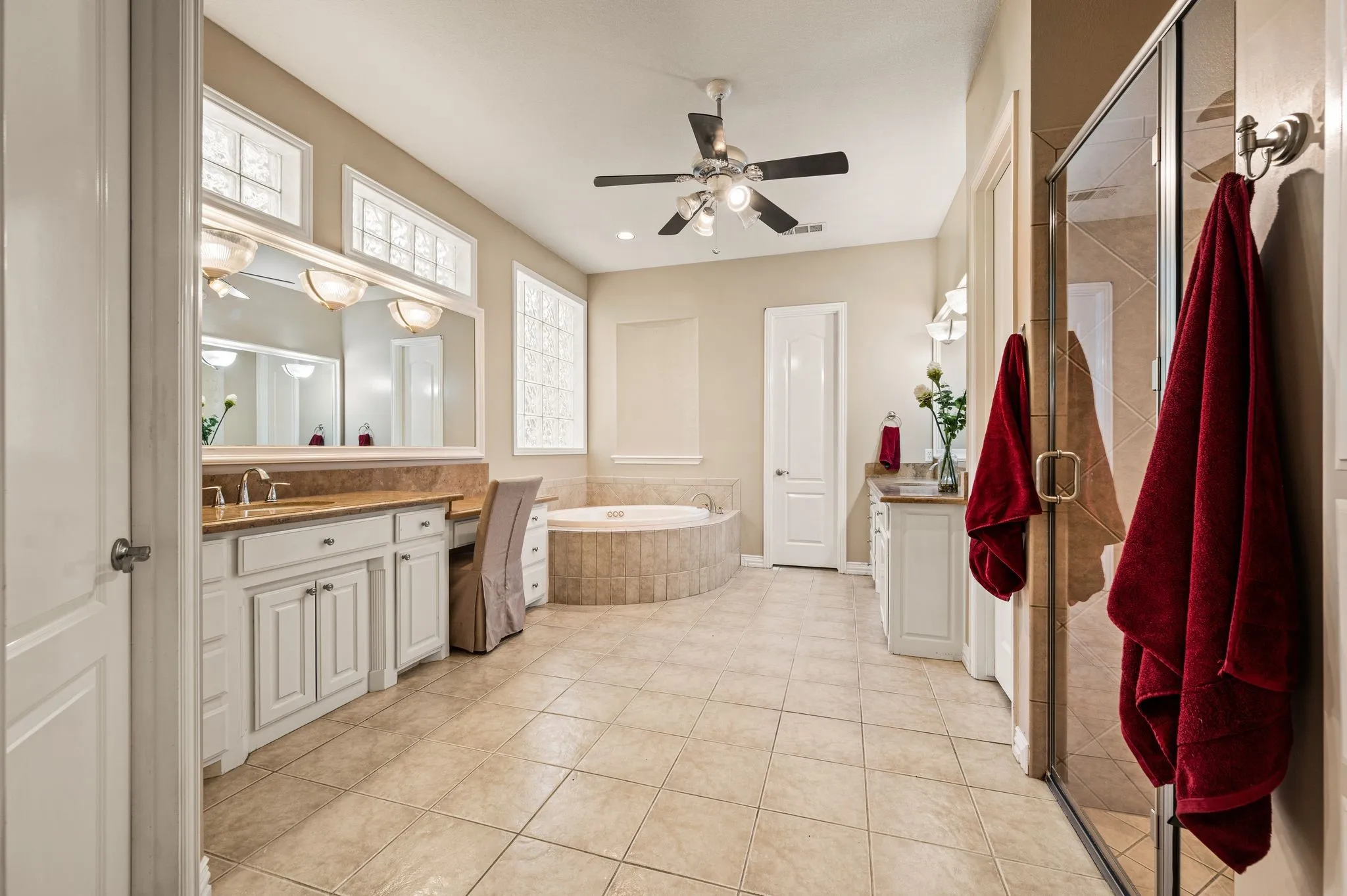 Single Family Residence For Sale in Tarrant County , 533 Round Hollow Lane, Southlake, Texas 76092, 5 Bedroom, 7 Bathroom, 4 Garage spaces, 5,923 Sqft, built in 2000, mls#21373738, Real Estate Agent in Southlake, Homes For Sale in Tarrant county, Homes For Sale in Southlake, Realtor in Southlake Texas, Real Estate Brokerage Independent Realty Texas, Luminita Cordes Realtor
