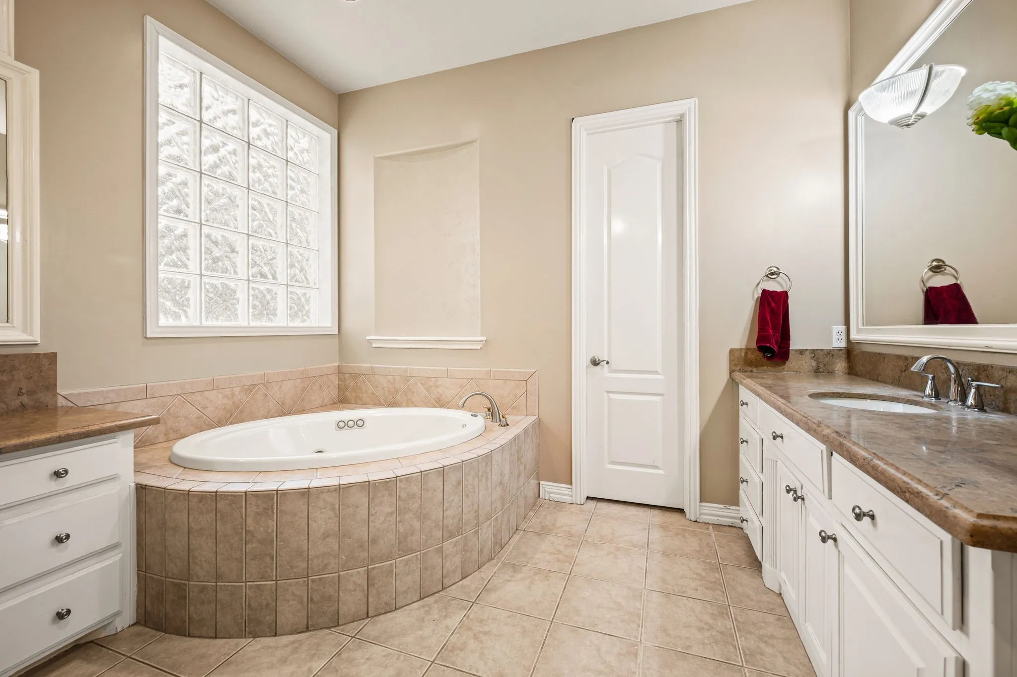 Single Family Residence For Sale in Tarrant County , 533 Round Hollow Lane, Southlake, Texas 76092, 5 Bedroom, 7 Bathroom, 4 Garage spaces, 5,923 Sqft, built in 2000, mls#21373738, Real Estate Agent in Southlake, Homes For Sale in Tarrant county, Homes For Sale in Southlake, Realtor in Southlake Texas, Real Estate Brokerage Independent Realty Texas, Luminita Cordes Realtor