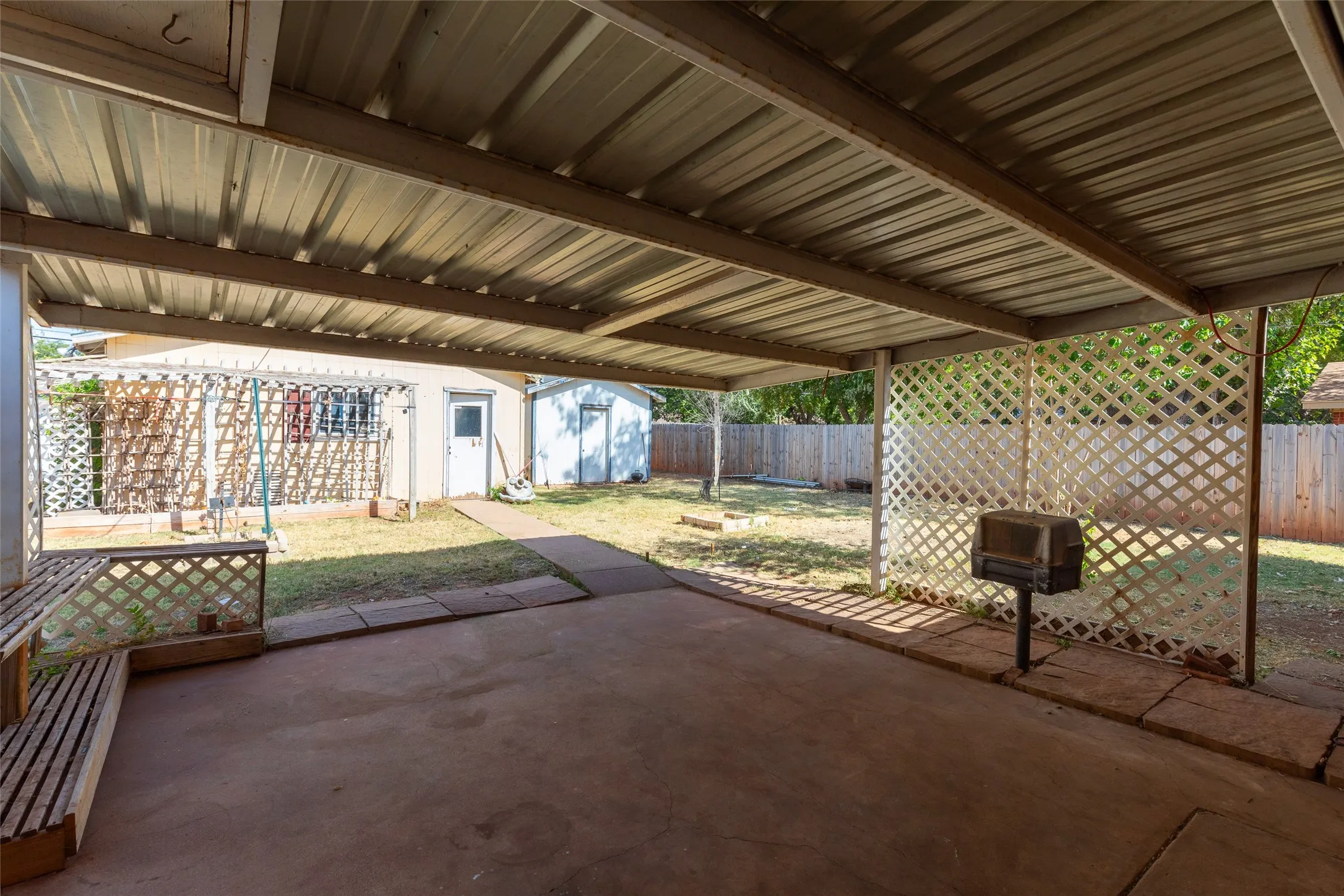 Single Family Residence For Sale in Taylor County , 2001 Minter Lane, Abilene, Texas 79603, 3 Bedroom, 2 Bathroom, 2 Garage spaces, 1,802 Sqft, built in 1962, mls#21378404, Real Estate Agent in Abilene, Homes For Sale in Taylor county, Homes For Sale in Abilene, Realtor in Abilene Texas, Real Estate Brokerage Independent Realty Texas, Luminita Cordes Realtor