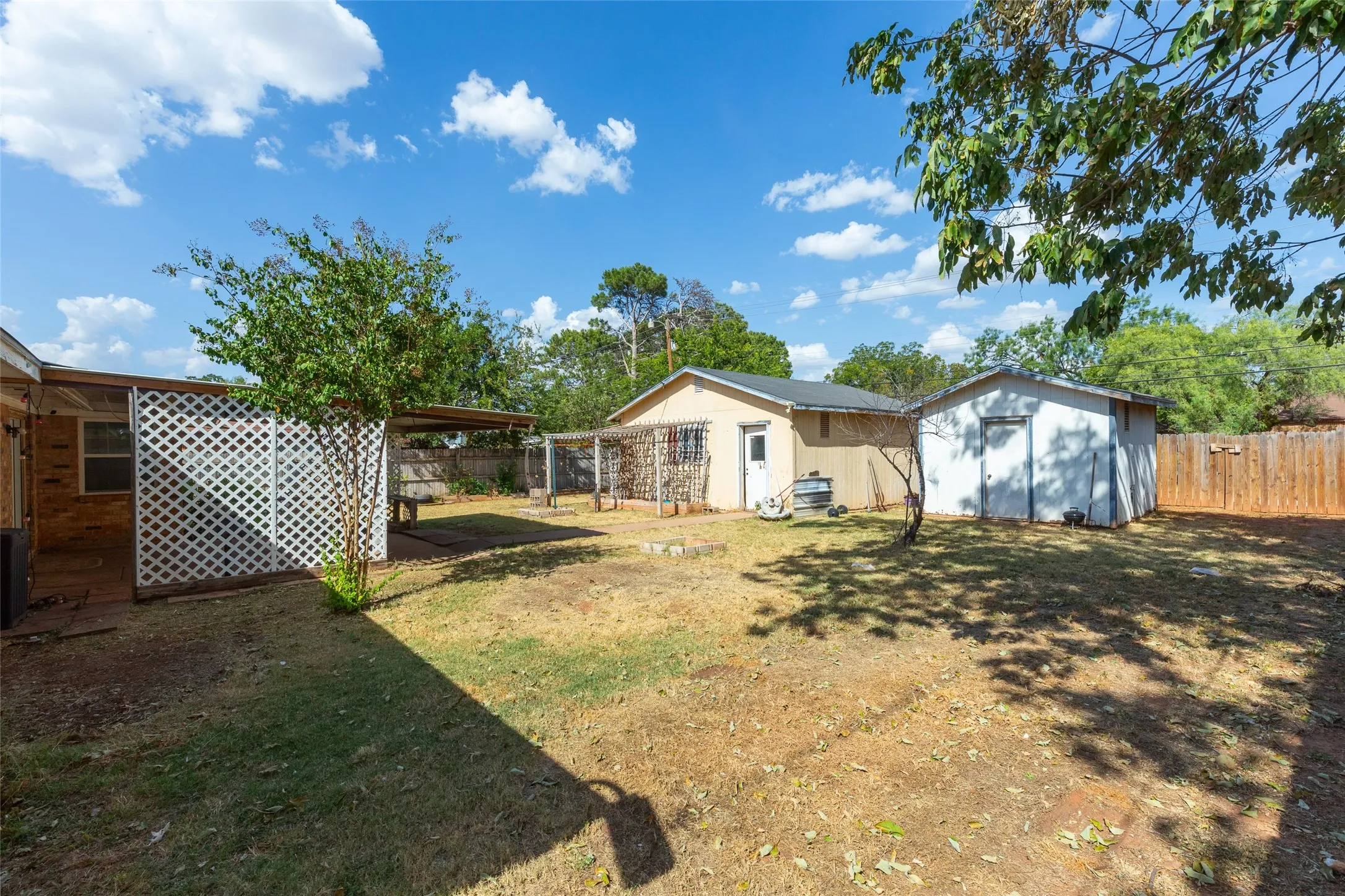 Single Family Residence For Sale in Taylor County , 2001 Minter Lane, Abilene, Texas 79603, 3 Bedroom, 2 Bathroom, 2 Garage spaces, 1,802 Sqft, built in 1962, mls#21378404, Real Estate Agent in Abilene, Homes For Sale in Taylor county, Homes For Sale in Abilene, Realtor in Abilene Texas, Real Estate Brokerage Independent Realty Texas, Luminita Cordes Realtor