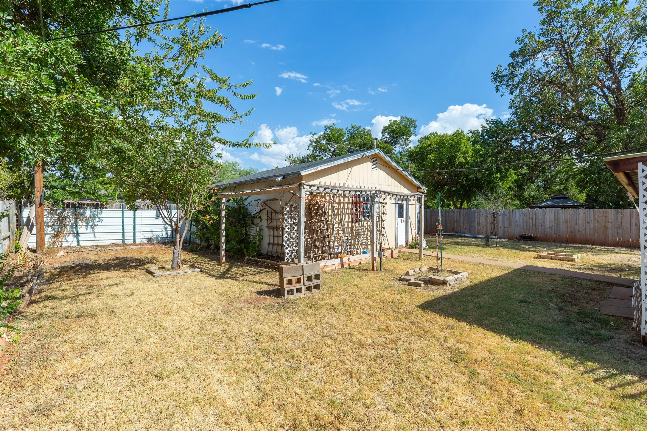 Single Family Residence For Sale in Taylor County , 2001 Minter Lane, Abilene, Texas 79603, 3 Bedroom, 2 Bathroom, 2 Garage spaces, 1,802 Sqft, built in 1962, mls#21378404, Real Estate Agent in Abilene, Homes For Sale in Taylor county, Homes For Sale in Abilene, Realtor in Abilene Texas, Real Estate Brokerage Independent Realty Texas, Luminita Cordes Realtor