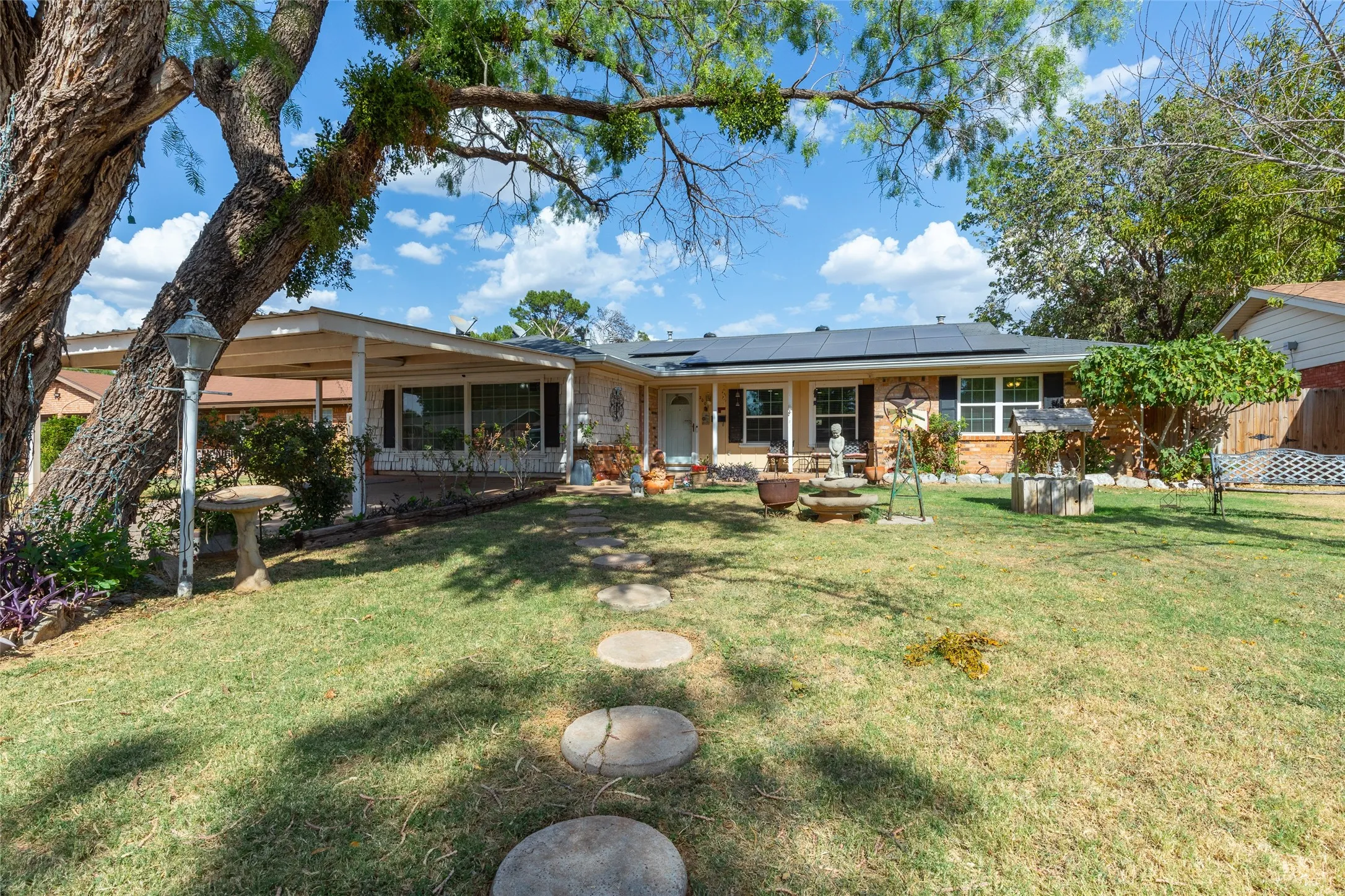 Single Family Residence For Sale in Taylor County , 2001 Minter Lane, Abilene, Texas 79603, 3 Bedroom, 2 Bathroom, 2 Garage spaces, 1,802 Sqft, built in 1962, mls#21378404, Real Estate Agent in Abilene, Homes For Sale in Taylor county, Homes For Sale in Abilene, Realtor in Abilene Texas, Real Estate Brokerage Independent Realty Texas, Luminita Cordes Realtor