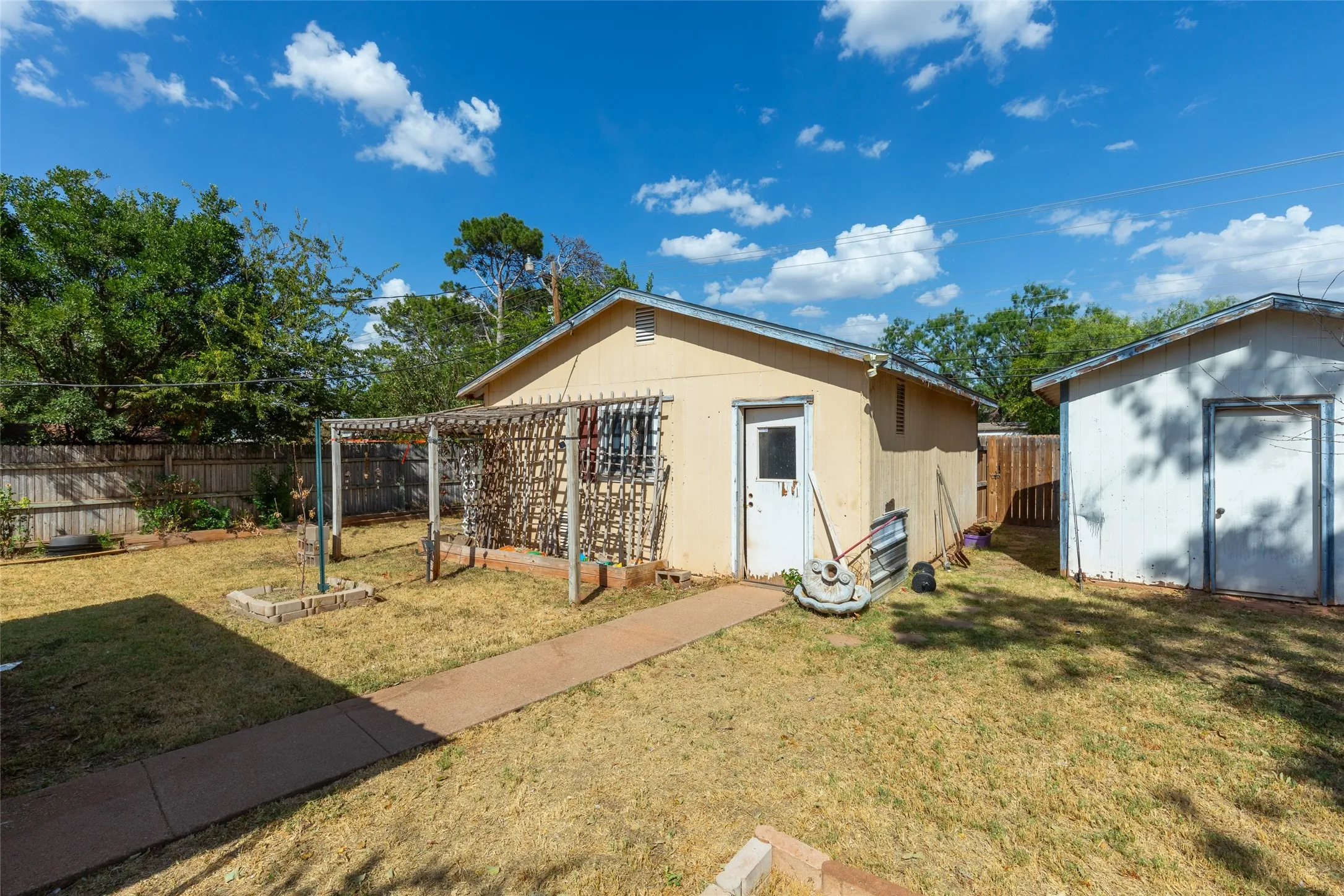 Single Family Residence For Sale in Taylor County , 2001 Minter Lane, Abilene, Texas 79603, 3 Bedroom, 2 Bathroom, 2 Garage spaces, 1,802 Sqft, built in 1962, mls#21378404, Real Estate Agent in Abilene, Homes For Sale in Taylor county, Homes For Sale in Abilene, Realtor in Abilene Texas, Real Estate Brokerage Independent Realty Texas, Luminita Cordes Realtor