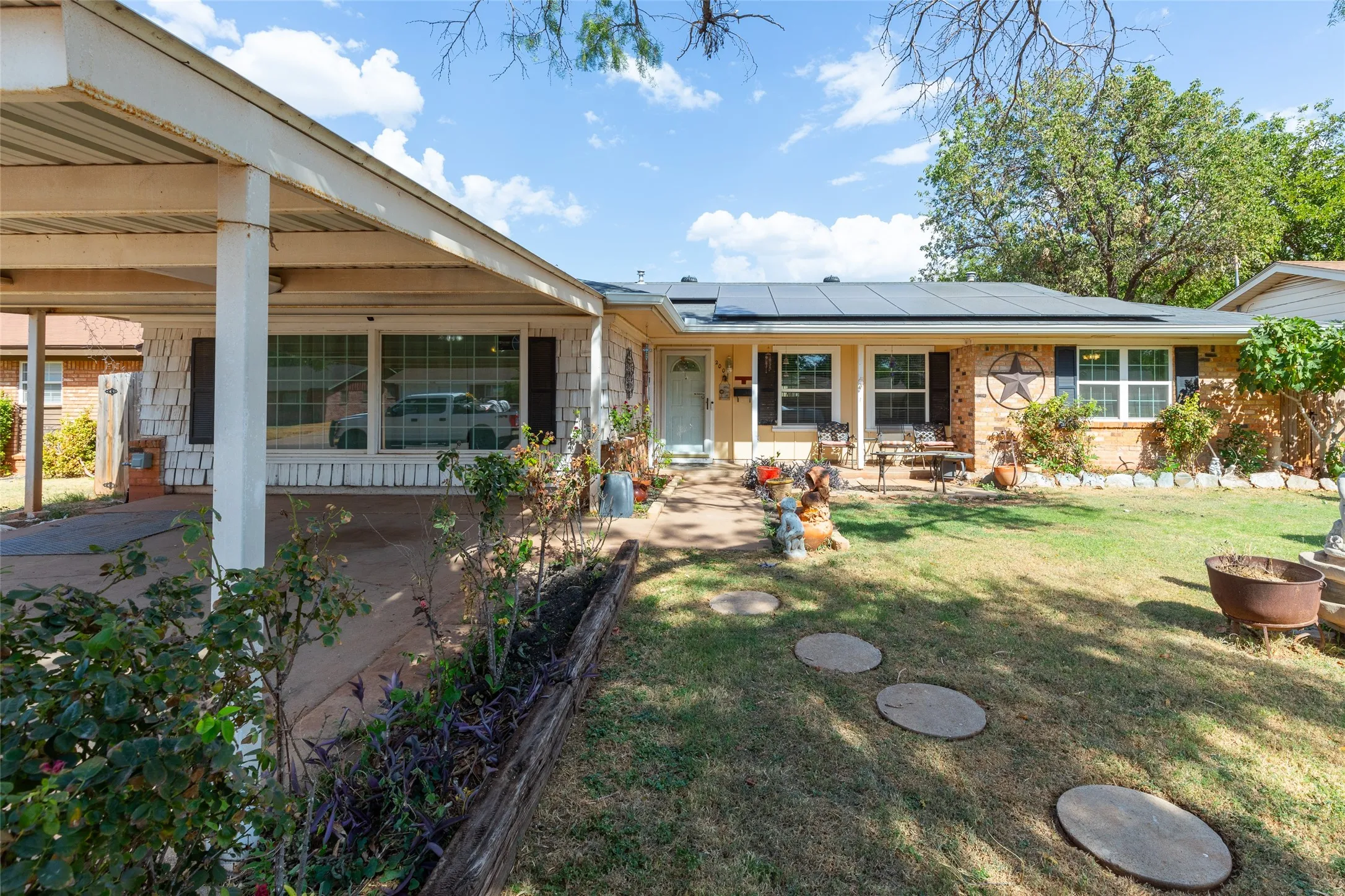 Single Family Residence For Sale in Taylor County , 2001 Minter Lane, Abilene, Texas 79603, 3 Bedroom, 2 Bathroom, 2 Garage spaces, 1,802 Sqft, built in 1962, mls#21378404, Real Estate Agent in Abilene, Homes For Sale in Taylor county, Homes For Sale in Abilene, Realtor in Abilene Texas, Real Estate Brokerage Independent Realty Texas, Luminita Cordes Realtor