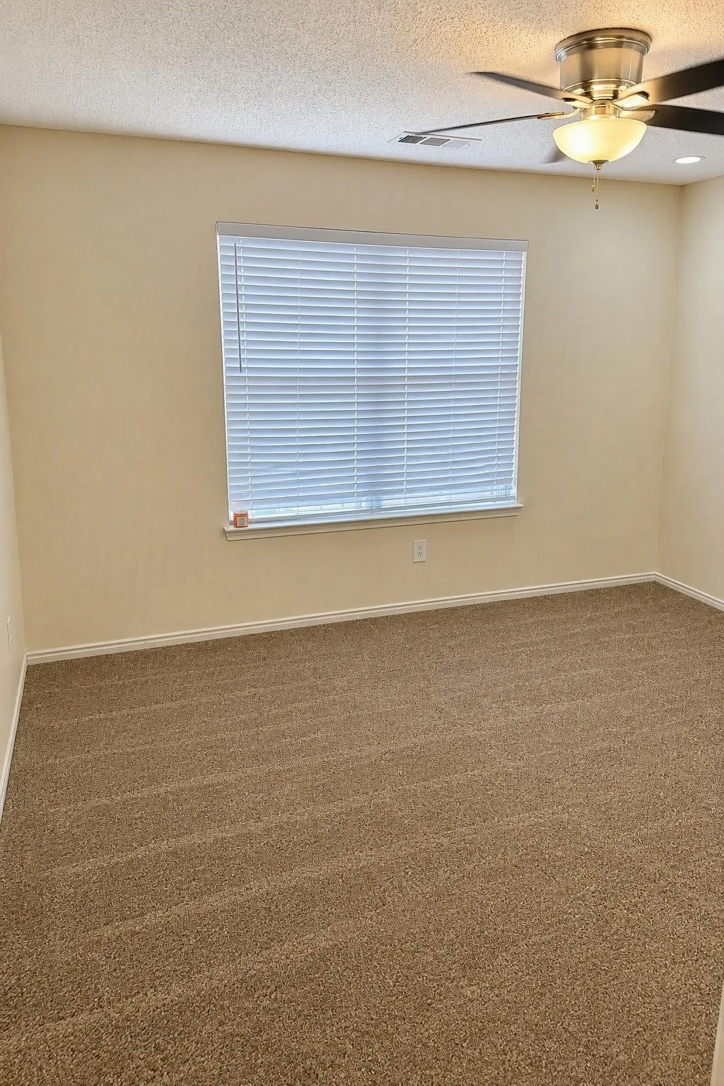 Carpeted room with a ceiling fan, recessed lighting, and window blinds