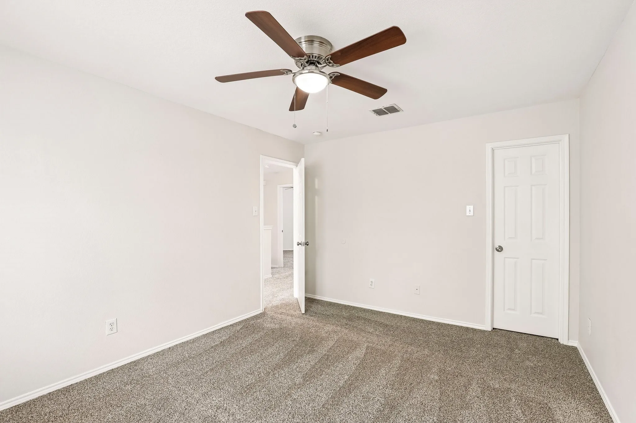 Single Family Residence For Sale in Dallas County , 4506 Stirling Drive, Garland, Texas 75043, 4 Bedroom, 3 Bathroom, 2 Garage spaces, 2,628 Sqft, built in 2001, mls#21378572, Real Estate Agent in Garland, Homes For Sale in Dallas county, Homes For Sale in Garland, Realtor in Garland Texas, Real Estate Brokerage Independent Realty Texas, Luminita Cordes Realtor