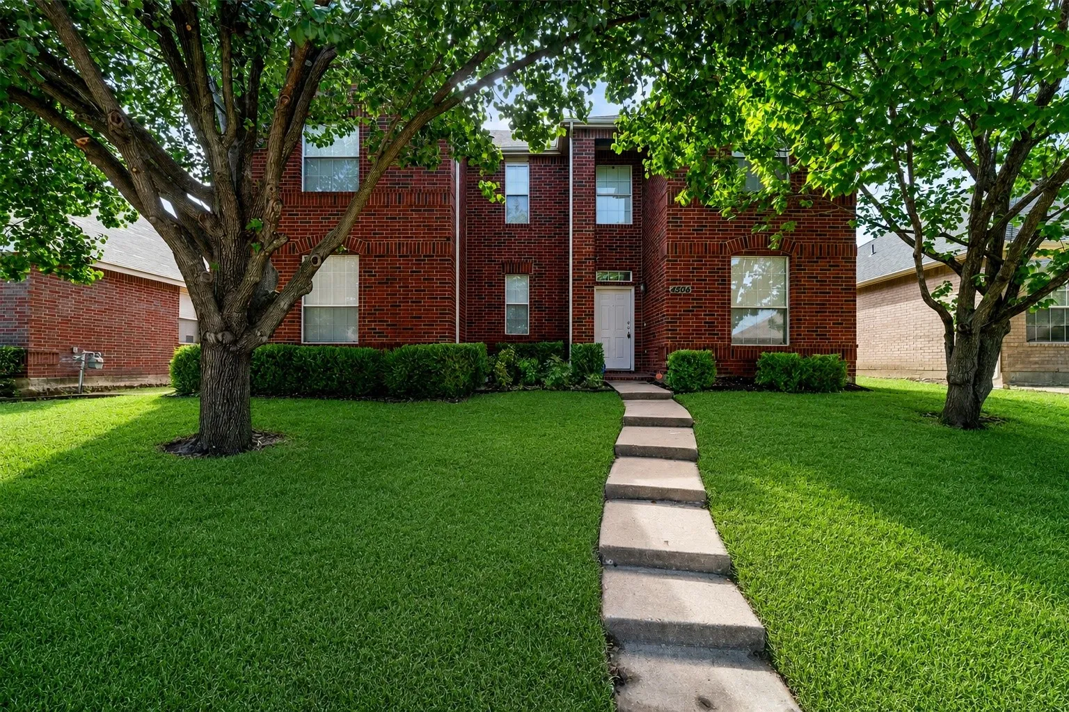 Single Family Residence For Sale in Dallas County , 4506 Stirling Drive, Garland, Texas 75043, 4 Bedroom, 3 Bathroom, 2 Garage spaces, 2,628 Sqft, built in 2001, mls#21378572, Real Estate Agent in Garland, Homes For Sale in Dallas county, Homes For Sale in Garland, Realtor in Garland Texas, Real Estate Brokerage Independent Realty Texas, Luminita Cordes Realtor