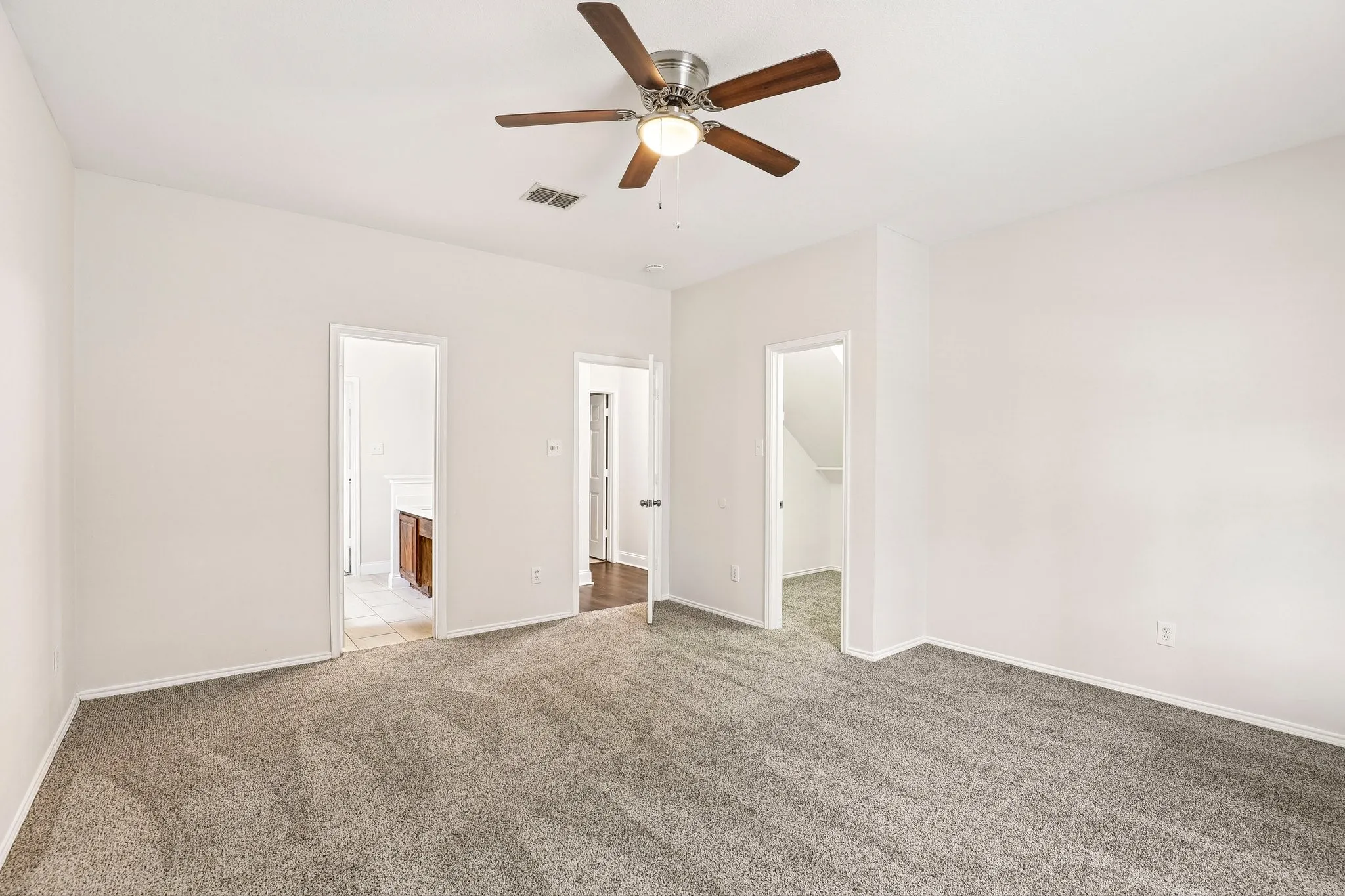 Single Family Residence For Sale in Dallas County , 4506 Stirling Drive, Garland, Texas 75043, 4 Bedroom, 3 Bathroom, 2 Garage spaces, 2,628 Sqft, built in 2001, mls#21378572, Real Estate Agent in Garland, Homes For Sale in Dallas county, Homes For Sale in Garland, Realtor in Garland Texas, Real Estate Brokerage Independent Realty Texas, Luminita Cordes Realtor