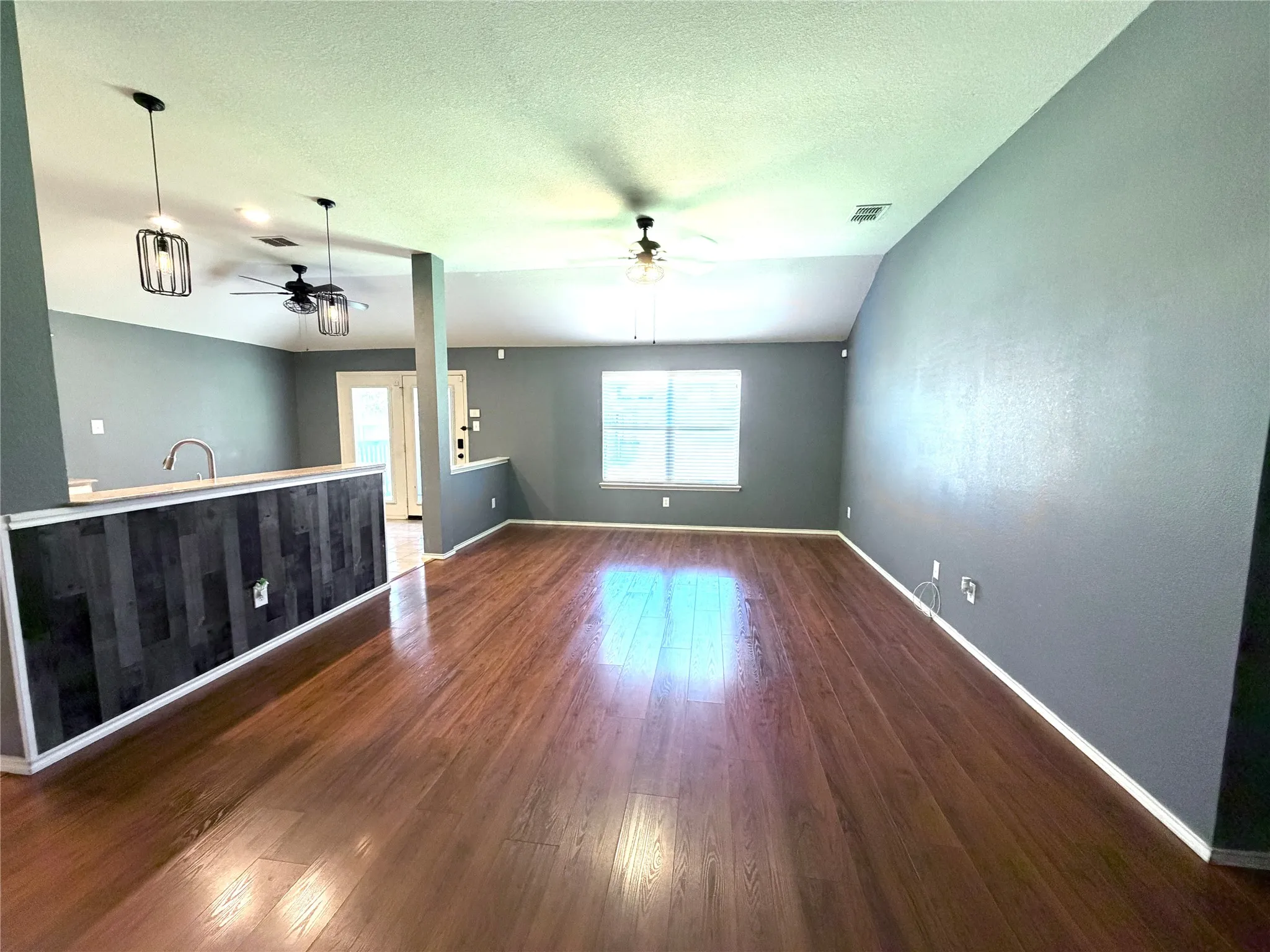 Single Family Residence For Sale in Tarrant County , 10356 Bradshaw Drive, Fort Worth, Texas 76108, 3 Bedroom, 2 Bathroom, 2 Garage spaces, 1,700 Sqft, built in 2008, mls#21374313, Real Estate Agent in Fort Worth, Homes For Sale in Tarrant county, Homes For Sale in Fort Worth, Realtor in Fort Worth Texas, Real Estate Brokerage Independent Realty Texas, Luminita Cordes Realtor