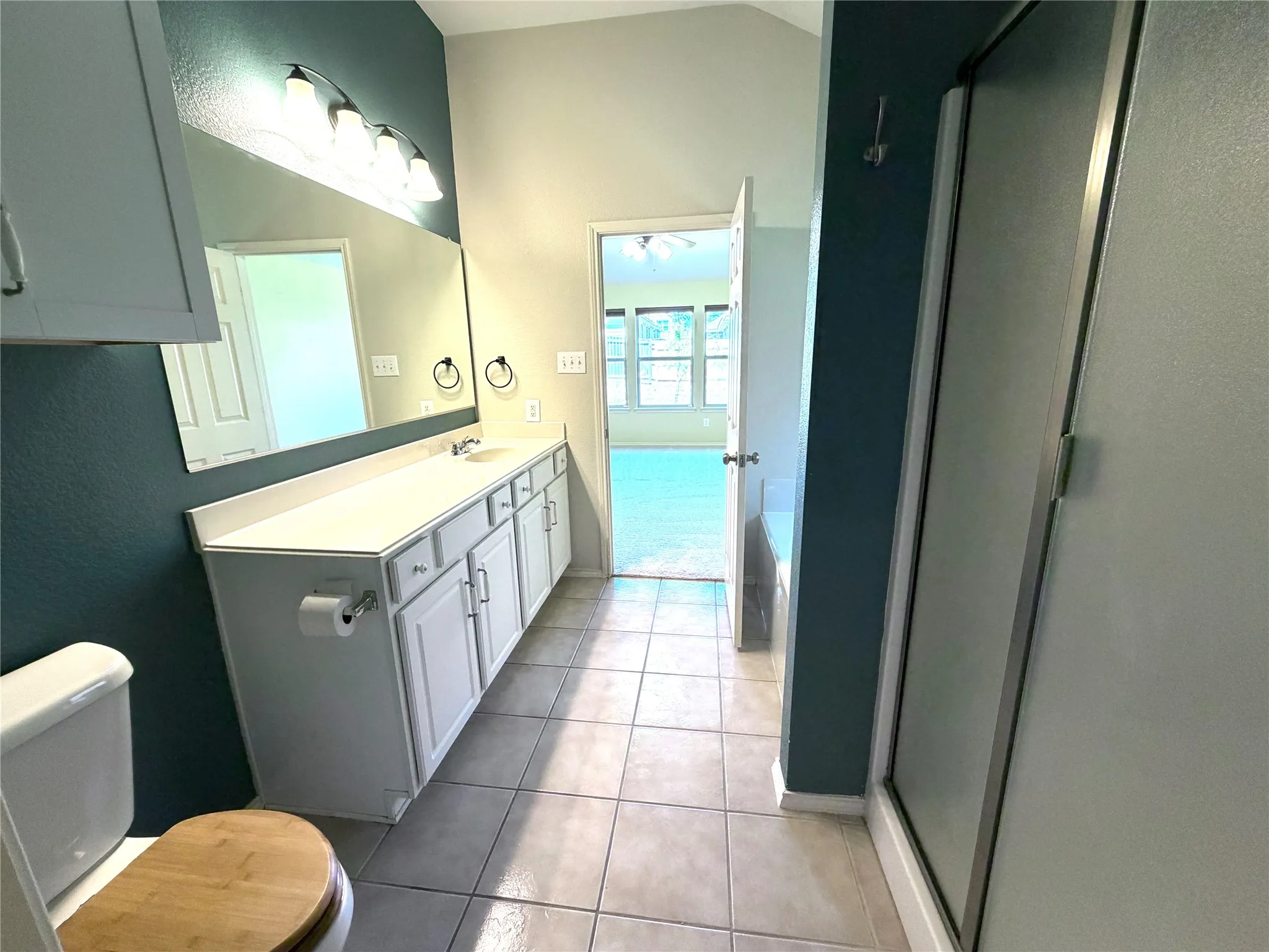 Single Family Residence For Sale in Tarrant County , 10356 Bradshaw Drive, Fort Worth, Texas 76108, 3 Bedroom, 2 Bathroom, 2 Garage spaces, 1,700 Sqft, built in 2008, mls#21374313, Real Estate Agent in Fort Worth, Homes For Sale in Tarrant county, Homes For Sale in Fort Worth, Realtor in Fort Worth Texas, Real Estate Brokerage Independent Realty Texas, Luminita Cordes Realtor