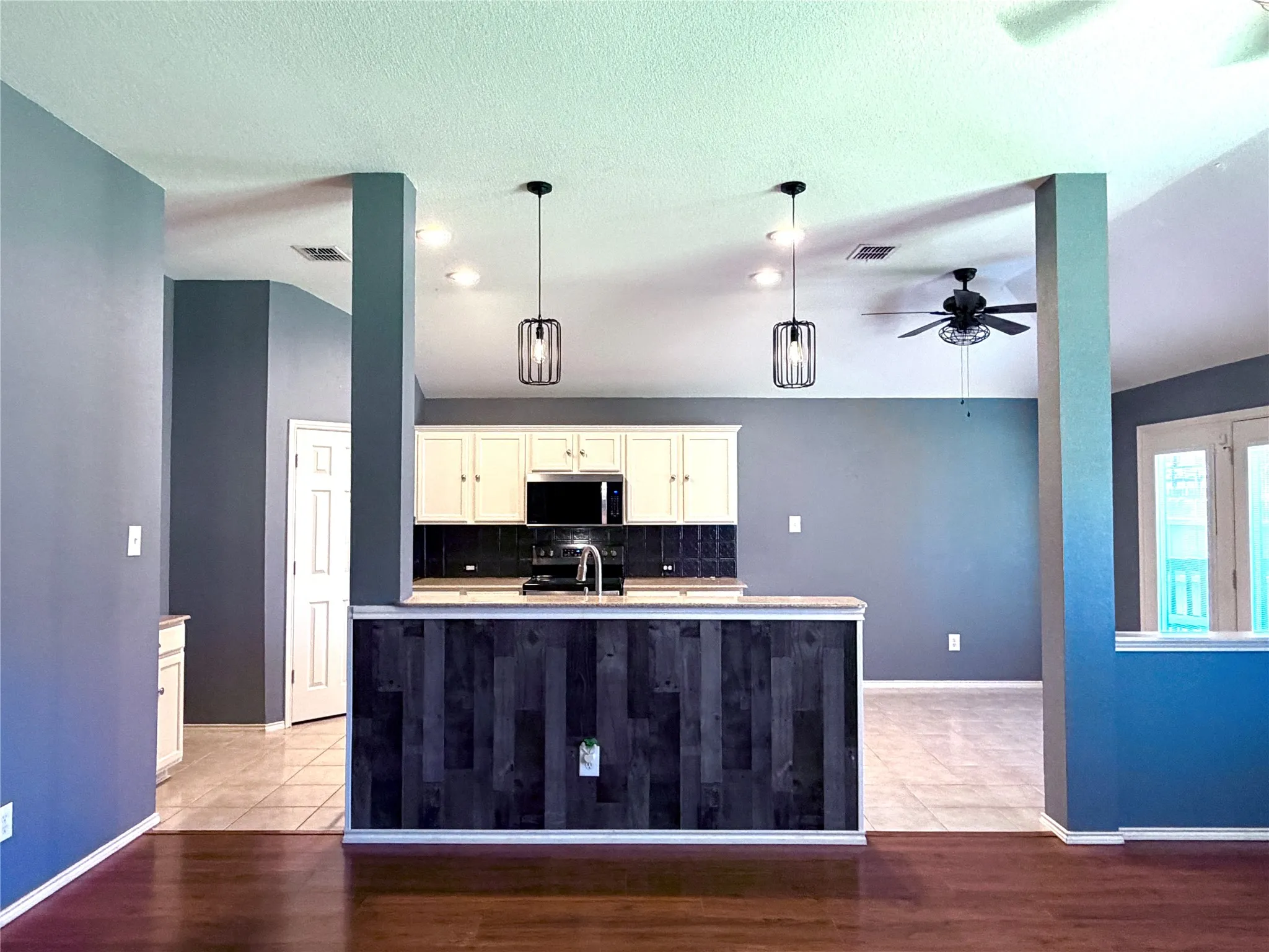 Single Family Residence For Sale in Tarrant County , 10356 Bradshaw Drive, Fort Worth, Texas 76108, 3 Bedroom, 2 Bathroom, 2 Garage spaces, 1,700 Sqft, built in 2008, mls#21374313, Real Estate Agent in Fort Worth, Homes For Sale in Tarrant county, Homes For Sale in Fort Worth, Realtor in Fort Worth Texas, Real Estate Brokerage Independent Realty Texas, Luminita Cordes Realtor