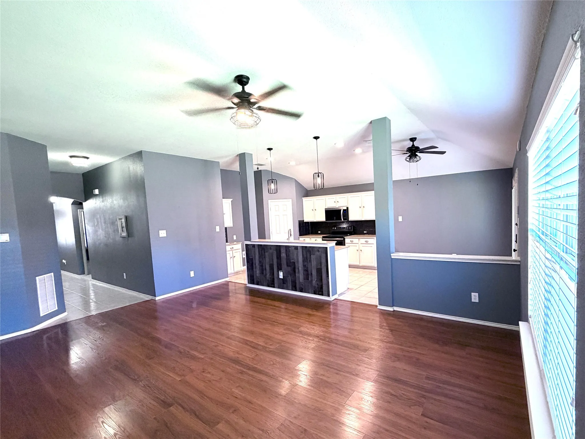 Single Family Residence For Sale in Tarrant County , 10356 Bradshaw Drive, Fort Worth, Texas 76108, 3 Bedroom, 2 Bathroom, 2 Garage spaces, 1,700 Sqft, built in 2008, mls#21374313, Real Estate Agent in Fort Worth, Homes For Sale in Tarrant county, Homes For Sale in Fort Worth, Realtor in Fort Worth Texas, Real Estate Brokerage Independent Realty Texas, Luminita Cordes Realtor