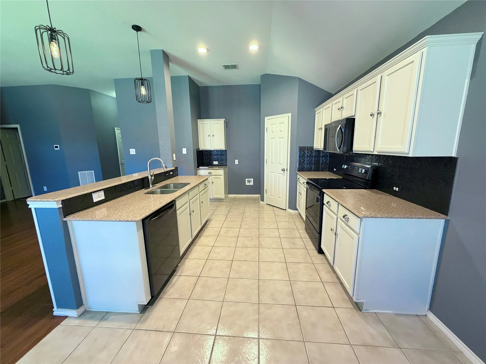 Single Family Residence For Sale in Tarrant County , 10356 Bradshaw Drive, Fort Worth, Texas 76108, 3 Bedroom, 2 Bathroom, 2 Garage spaces, 1,700 Sqft, built in 2008, mls#21374313, Real Estate Agent in Fort Worth, Homes For Sale in Tarrant county, Homes For Sale in Fort Worth, Realtor in Fort Worth Texas, Real Estate Brokerage Independent Realty Texas, Luminita Cordes Realtor