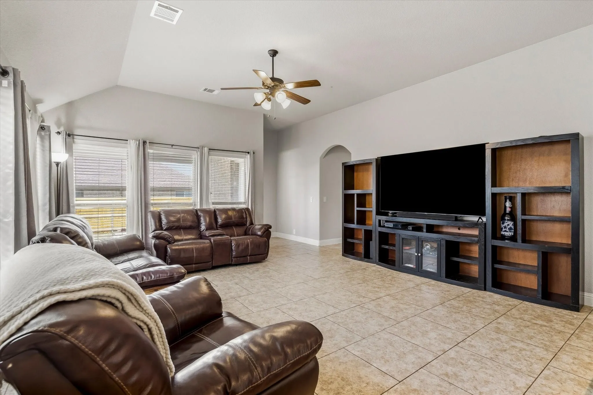 Single Family Residence For Sale in Tarrant County , 4336 Sweet Clover Lane, Fort Worth, Texas 76036, 5 Bedroom, 3 Bathroom, 2 Garage spaces, 2,490 Sqft, built in 2015, mls#21379019, Real Estate Agent in Fort Worth, Homes For Sale in Tarrant county, Homes For Sale in Fort Worth, Realtor in Fort Worth Texas, Real Estate Brokerage Independent Realty Texas, Luminita Cordes Realtor