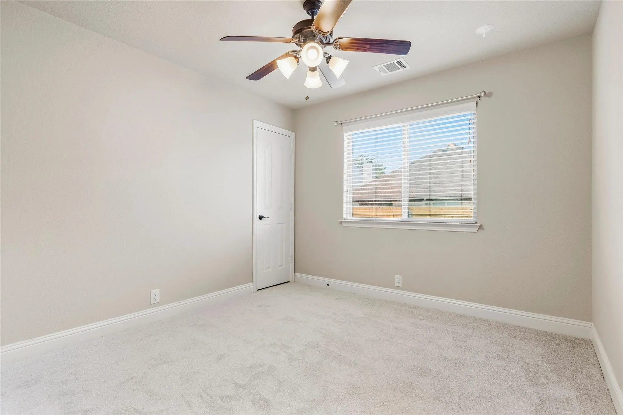 Single Family Residence For Sale in Tarrant County , 4336 Sweet Clover Lane, Fort Worth, Texas 76036, 5 Bedroom, 3 Bathroom, 2 Garage spaces, 2,490 Sqft, built in 2015, mls#21379019, Real Estate Agent in Fort Worth, Homes For Sale in Tarrant county, Homes For Sale in Fort Worth, Realtor in Fort Worth Texas, Real Estate Brokerage Independent Realty Texas, Luminita Cordes Realtor