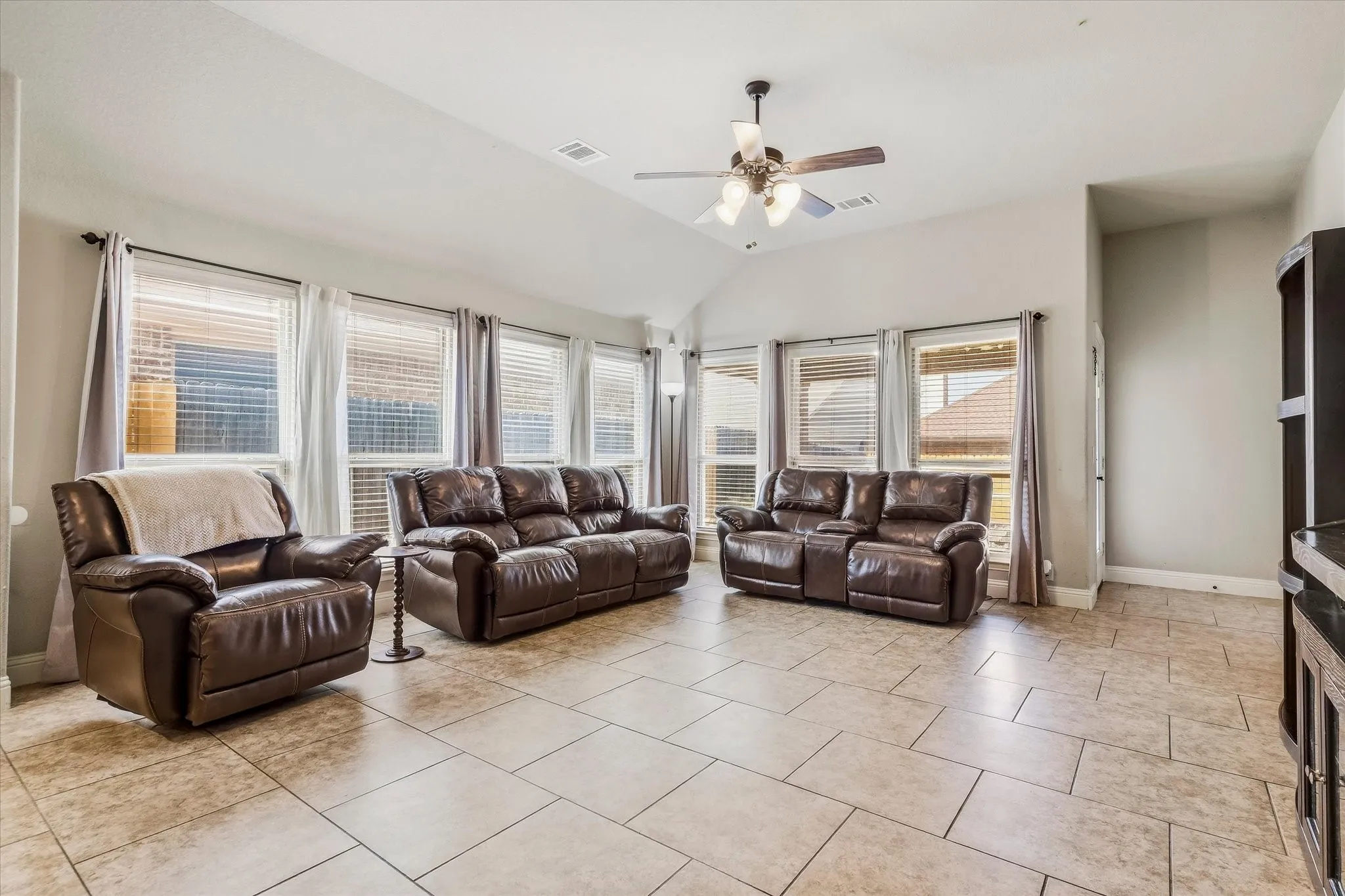 Single Family Residence For Sale in Tarrant County , 4336 Sweet Clover Lane, Fort Worth, Texas 76036, 5 Bedroom, 3 Bathroom, 2 Garage spaces, 2,490 Sqft, built in 2015, mls#21379019, Real Estate Agent in Fort Worth, Homes For Sale in Tarrant county, Homes For Sale in Fort Worth, Realtor in Fort Worth Texas, Real Estate Brokerage Independent Realty Texas, Luminita Cordes Realtor