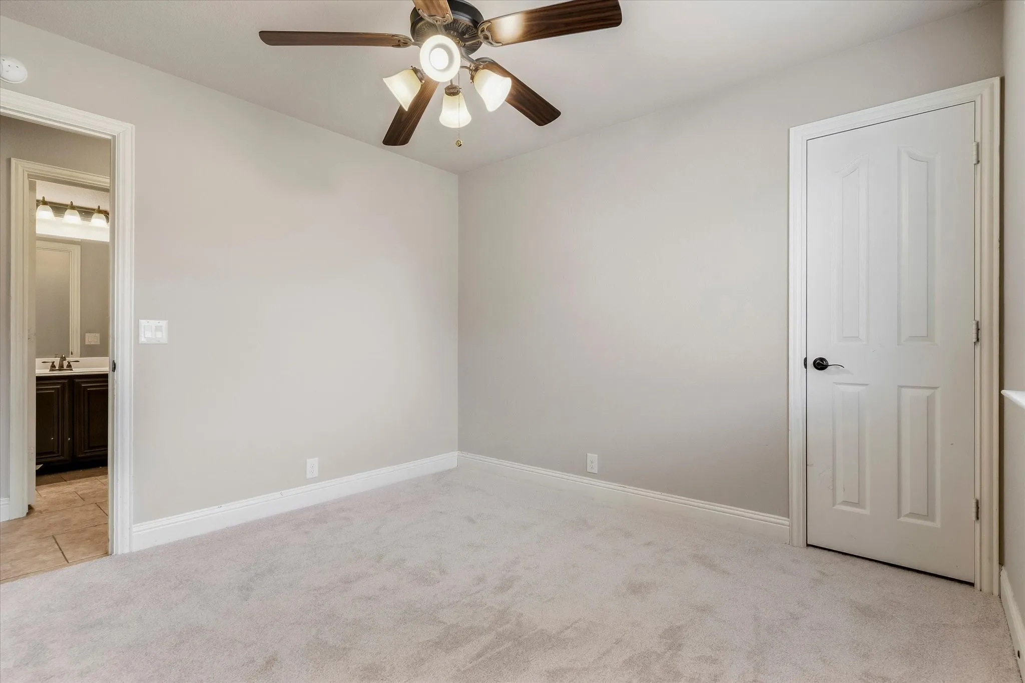 Single Family Residence For Sale in Tarrant County , 4336 Sweet Clover Lane, Fort Worth, Texas 76036, 5 Bedroom, 3 Bathroom, 2 Garage spaces, 2,490 Sqft, built in 2015, mls#21379019, Real Estate Agent in Fort Worth, Homes For Sale in Tarrant county, Homes For Sale in Fort Worth, Realtor in Fort Worth Texas, Real Estate Brokerage Independent Realty Texas, Luminita Cordes Realtor