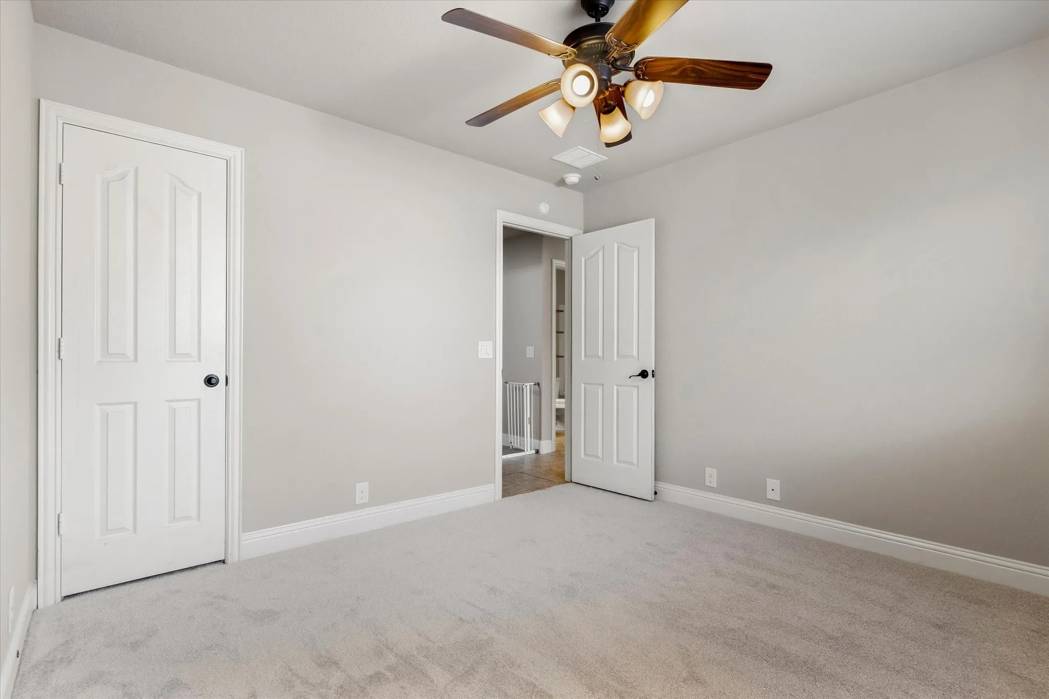 Single Family Residence For Sale in Tarrant County , 4336 Sweet Clover Lane, Fort Worth, Texas 76036, 5 Bedroom, 3 Bathroom, 2 Garage spaces, 2,490 Sqft, built in 2015, mls#21379019, Real Estate Agent in Fort Worth, Homes For Sale in Tarrant county, Homes For Sale in Fort Worth, Realtor in Fort Worth Texas, Real Estate Brokerage Independent Realty Texas, Luminita Cordes Realtor