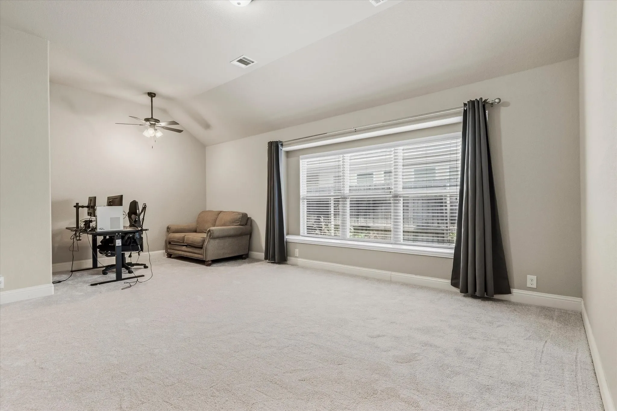 Single Family Residence For Sale in Tarrant County , 4336 Sweet Clover Lane, Fort Worth, Texas 76036, 5 Bedroom, 3 Bathroom, 2 Garage spaces, 2,490 Sqft, built in 2015, mls#21379019, Real Estate Agent in Fort Worth, Homes For Sale in Tarrant county, Homes For Sale in Fort Worth, Realtor in Fort Worth Texas, Real Estate Brokerage Independent Realty Texas, Luminita Cordes Realtor