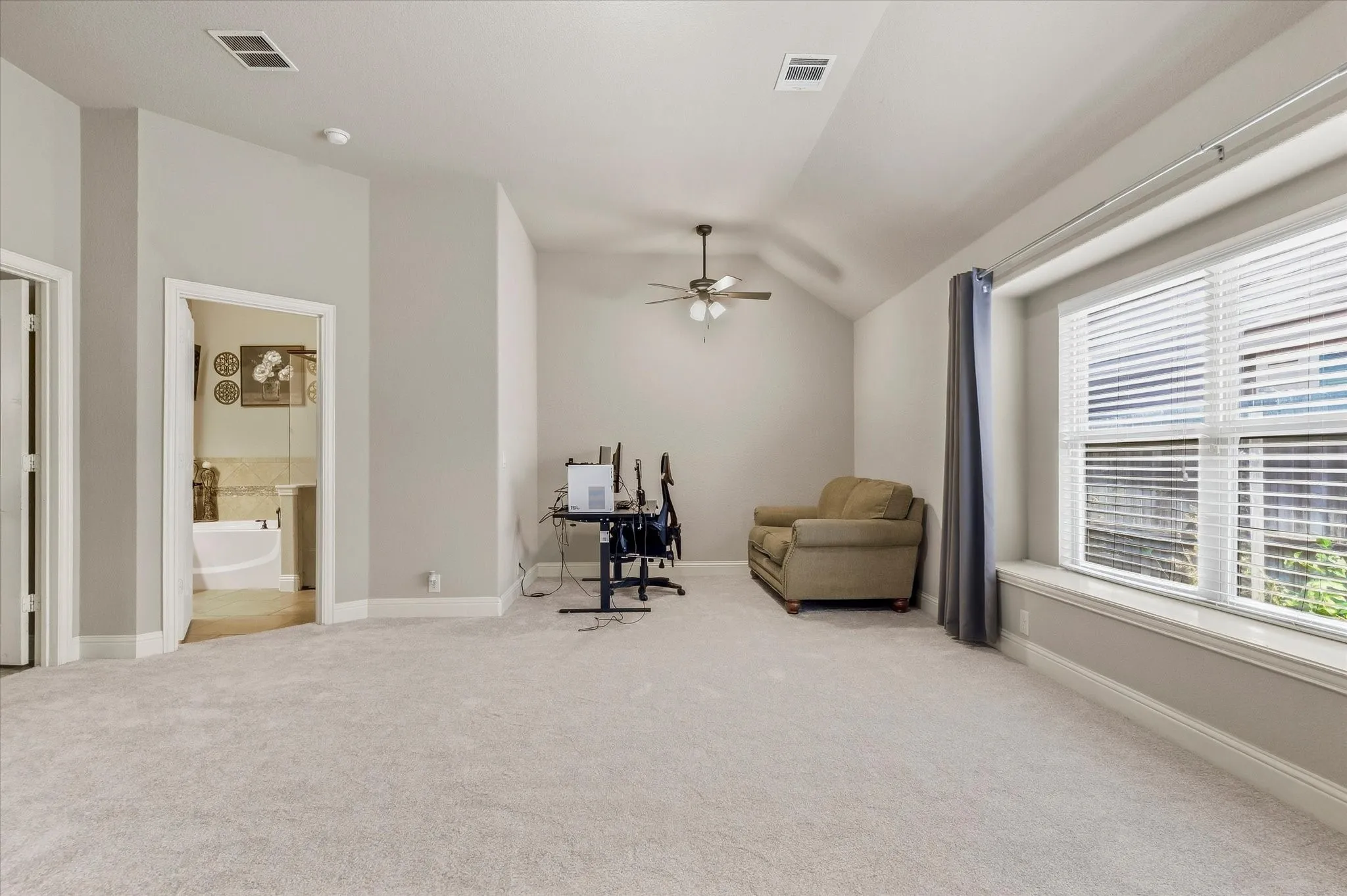 Single Family Residence For Sale in Tarrant County , 4336 Sweet Clover Lane, Fort Worth, Texas 76036, 5 Bedroom, 3 Bathroom, 2 Garage spaces, 2,490 Sqft, built in 2015, mls#21379019, Real Estate Agent in Fort Worth, Homes For Sale in Tarrant county, Homes For Sale in Fort Worth, Realtor in Fort Worth Texas, Real Estate Brokerage Independent Realty Texas, Luminita Cordes Realtor