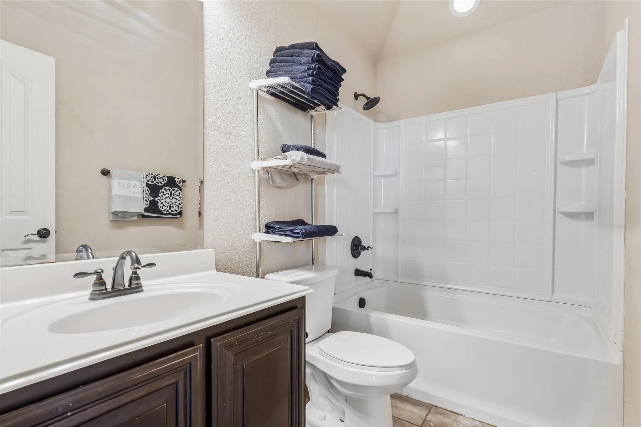 Single Family Residence For Sale in Tarrant County , 4336 Sweet Clover Lane, Fort Worth, Texas 76036, 5 Bedroom, 3 Bathroom, 2 Garage spaces, 2,490 Sqft, built in 2015, mls#21379019, Real Estate Agent in Fort Worth, Homes For Sale in Tarrant county, Homes For Sale in Fort Worth, Realtor in Fort Worth Texas, Real Estate Brokerage Independent Realty Texas, Luminita Cordes Realtor