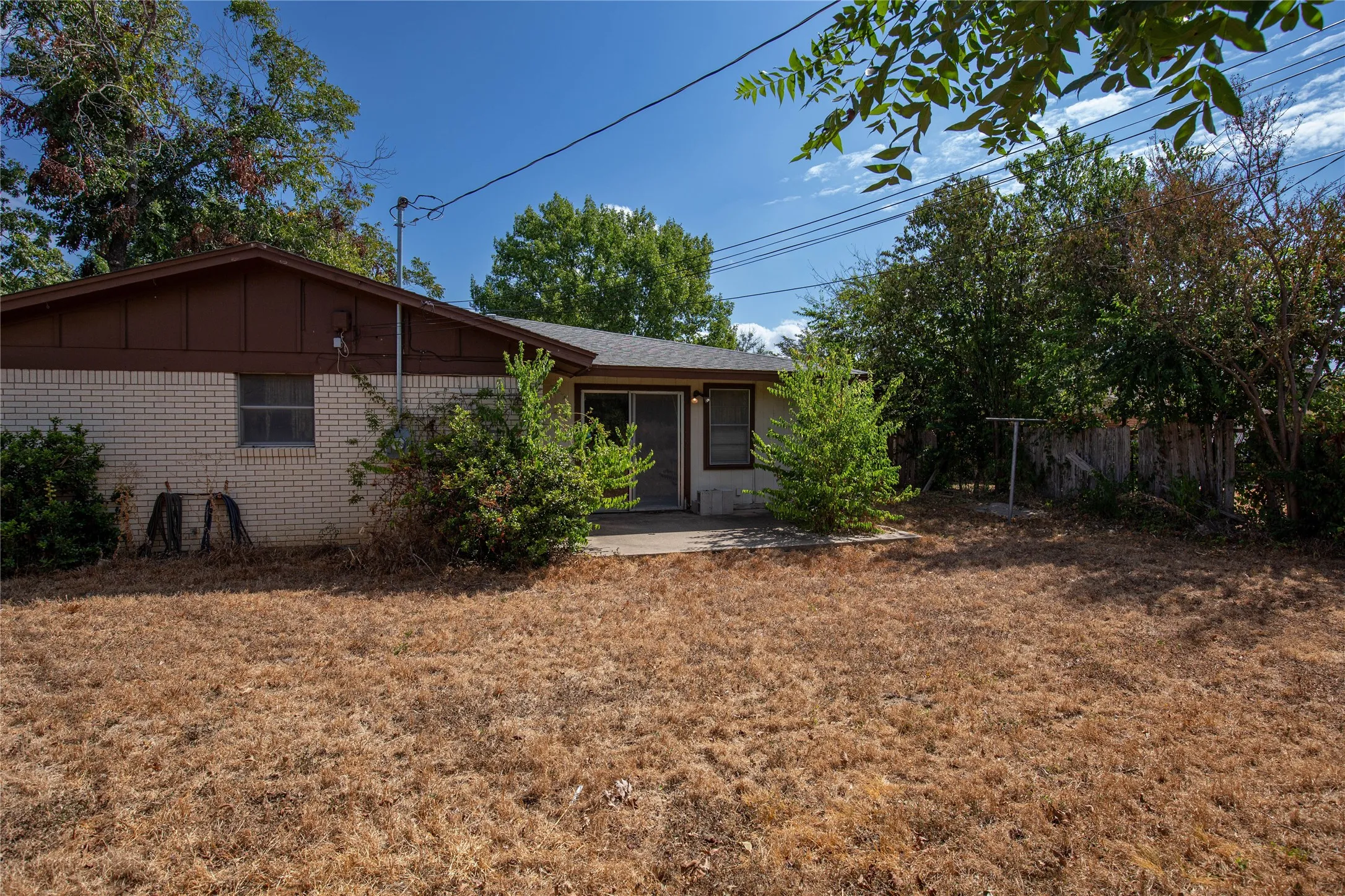 Single Family Residence For Sale in Mc Lennan County , 736 N 57th Street, Waco, Texas 76710, 3 Bedroom, 2 Bathroom, 2 Garage spaces, 1,379 Sqft, built in 1961, mls#21379060, Real Estate Agent in Waco, Homes For Sale in Mc Lennan county, Homes For Sale in Waco, Realtor in Waco Texas, Real Estate Brokerage Independent Realty Texas, Luminita Cordes Realtor
