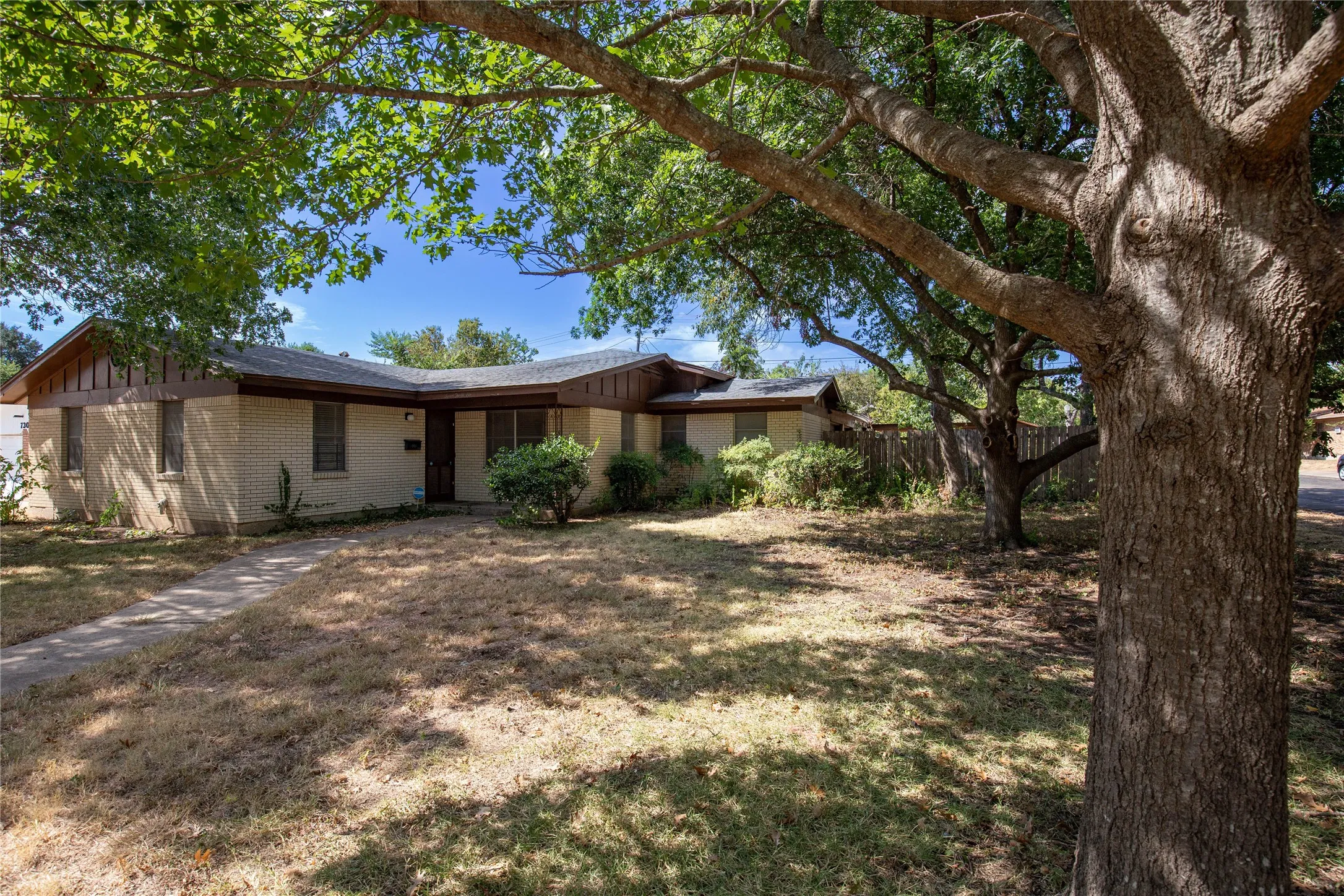 Single Family Residence For Sale in Mc Lennan County , 736 N 57th Street, Waco, Texas 76710, 3 Bedroom, 2 Bathroom, 2 Garage spaces, 1,379 Sqft, built in 1961, mls#21379060, Real Estate Agent in Waco, Homes For Sale in Mc Lennan county, Homes For Sale in Waco, Realtor in Waco Texas, Real Estate Brokerage Independent Realty Texas, Luminita Cordes Realtor