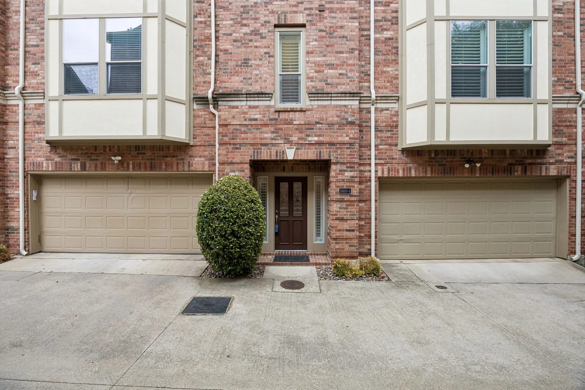 Townhouse For Sale in Dallas County , 3610 Gillespie Street 1, Dallas, Texas 75219, 3 Bedroom, 4 Bathroom, 2 Garage spaces, 2,136 Sqft, built in 2004, mls#21377581, Real Estate Agent in Dallas, Homes For Sale in Dallas county, Homes For Sale in Dallas, Realtor in Dallas Texas, Real Estate Brokerage Independent Realty Texas, Luminita Cordes Realtor