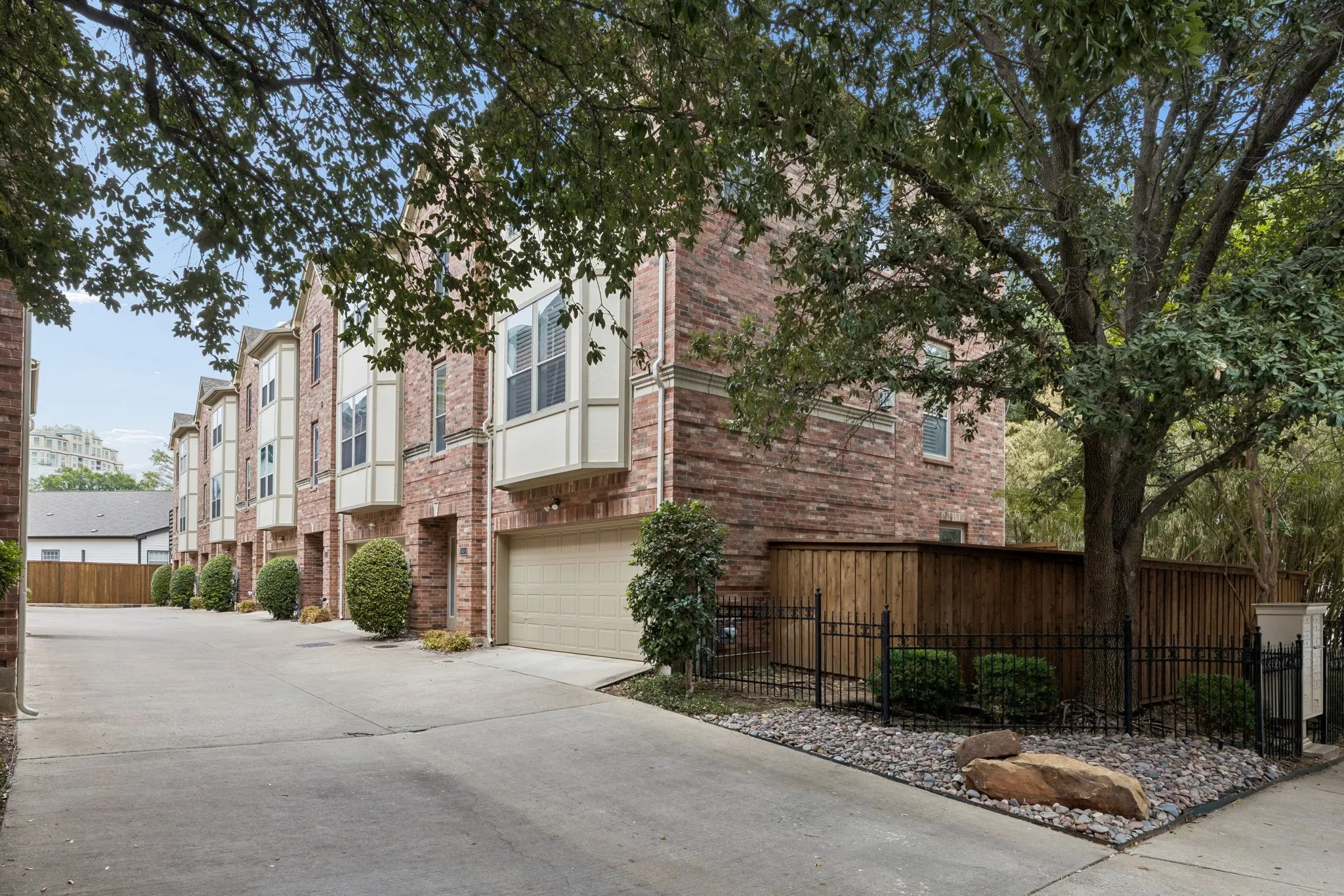 Townhouse For Sale in Dallas County , 3610 Gillespie Street 1, Dallas, Texas 75219, 3 Bedroom, 4 Bathroom, 2 Garage spaces, 2,136 Sqft, built in 2004, mls#21377581, Real Estate Agent in Dallas, Homes For Sale in Dallas county, Homes For Sale in Dallas, Realtor in Dallas Texas, Real Estate Brokerage Independent Realty Texas, Luminita Cordes Realtor