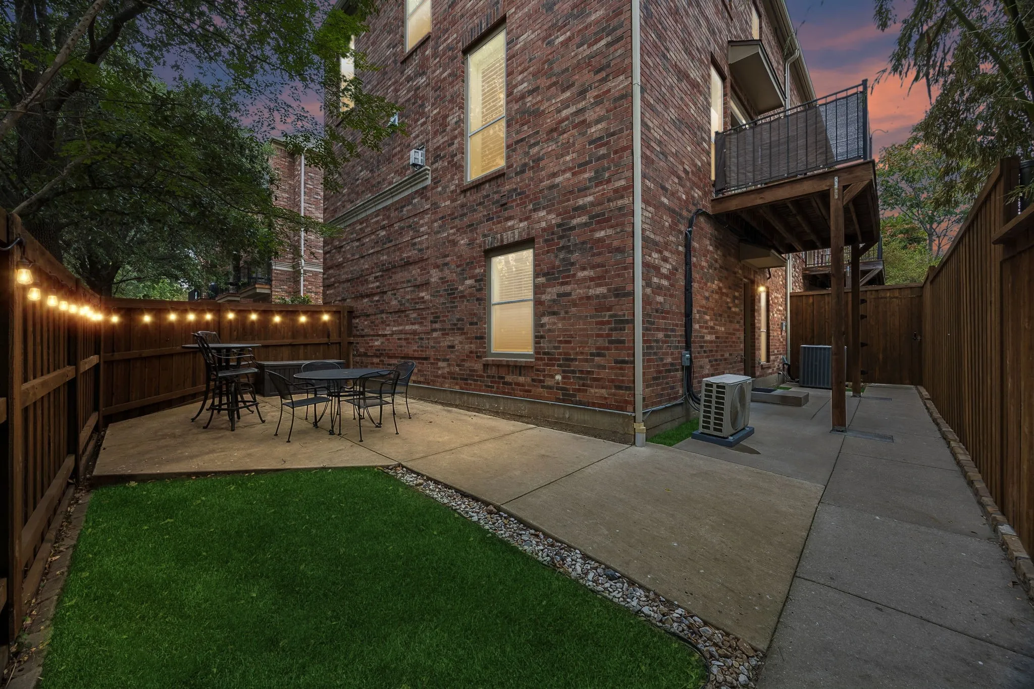 Townhouse For Sale in Dallas County , 3610 Gillespie Street 1, Dallas, Texas 75219, 3 Bedroom, 4 Bathroom, 2 Garage spaces, 2,136 Sqft, built in 2004, mls#21377581, Real Estate Agent in Dallas, Homes For Sale in Dallas county, Homes For Sale in Dallas, Realtor in Dallas Texas, Real Estate Brokerage Independent Realty Texas, Luminita Cordes Realtor