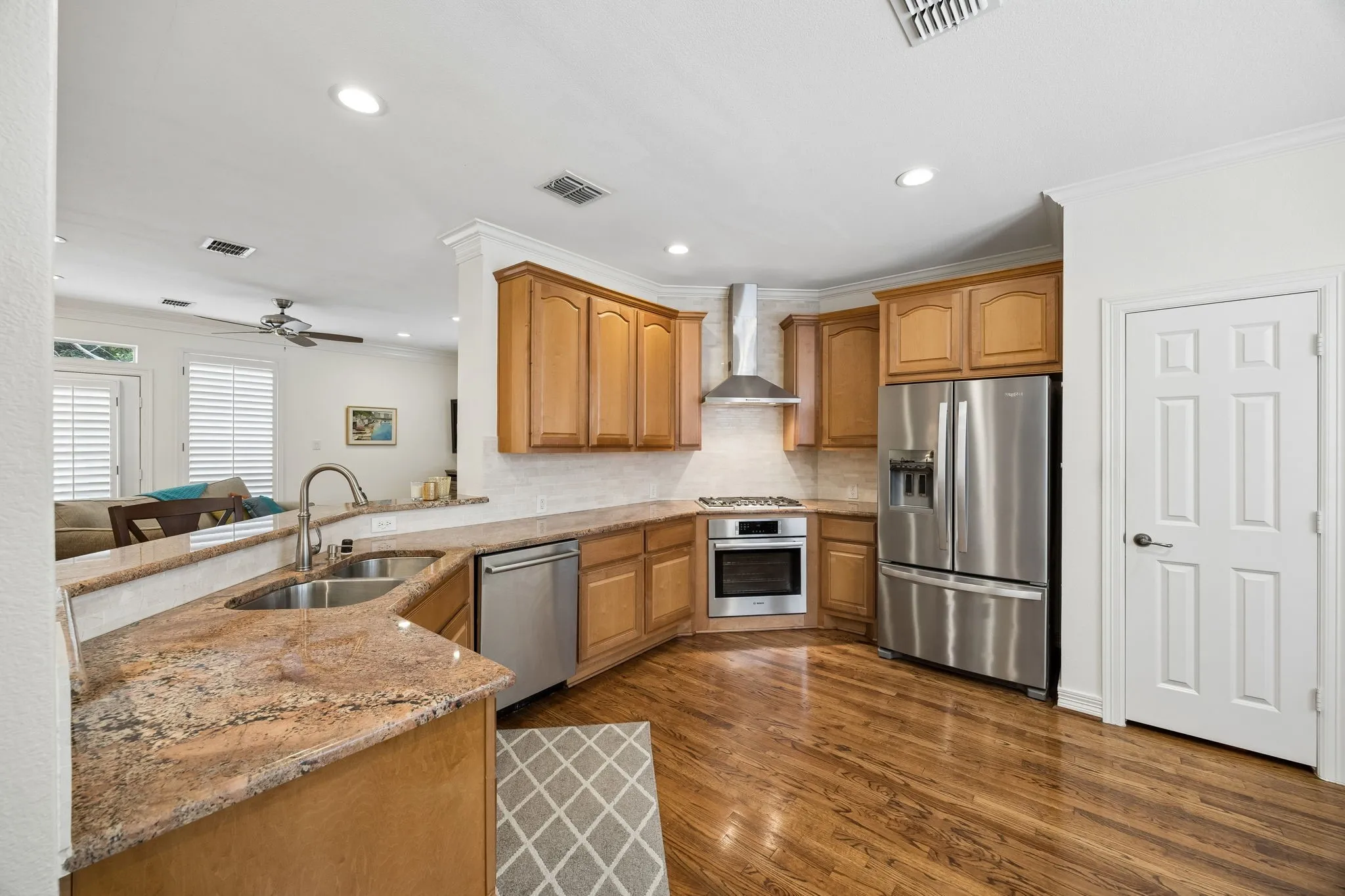 Townhouse For Sale in Dallas County , 3610 Gillespie Street 1, Dallas, Texas 75219, 3 Bedroom, 4 Bathroom, 2 Garage spaces, 2,136 Sqft, built in 2004, mls#21377581, Real Estate Agent in Dallas, Homes For Sale in Dallas county, Homes For Sale in Dallas, Realtor in Dallas Texas, Real Estate Brokerage Independent Realty Texas, Luminita Cordes Realtor