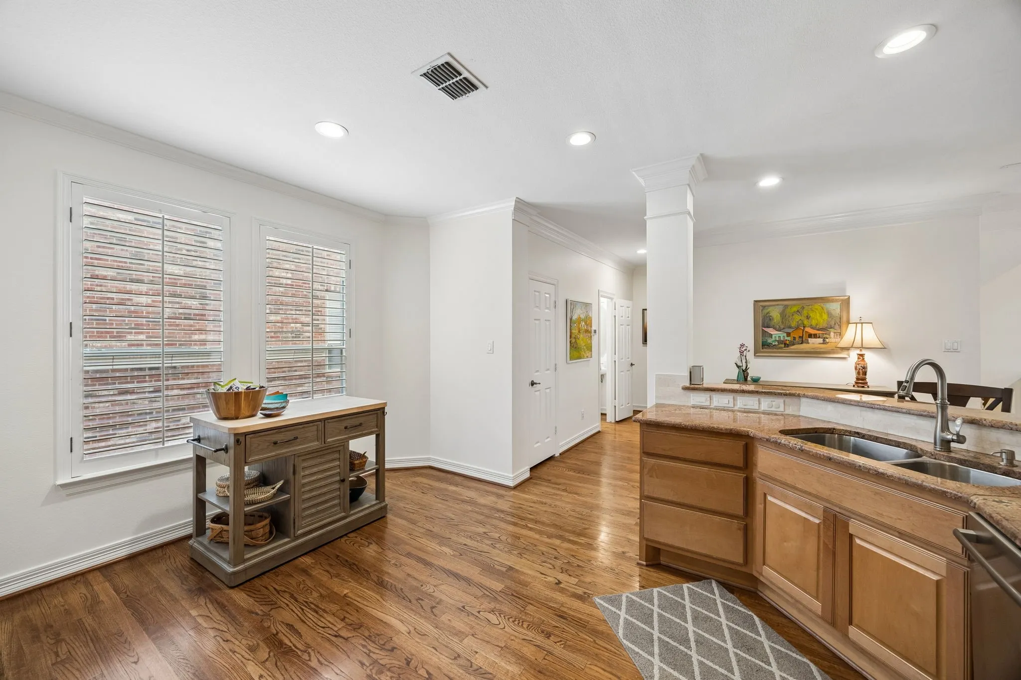 Townhouse For Sale in Dallas County , 3610 Gillespie Street 1, Dallas, Texas 75219, 3 Bedroom, 4 Bathroom, 2 Garage spaces, 2,136 Sqft, built in 2004, mls#21377581, Real Estate Agent in Dallas, Homes For Sale in Dallas county, Homes For Sale in Dallas, Realtor in Dallas Texas, Real Estate Brokerage Independent Realty Texas, Luminita Cordes Realtor