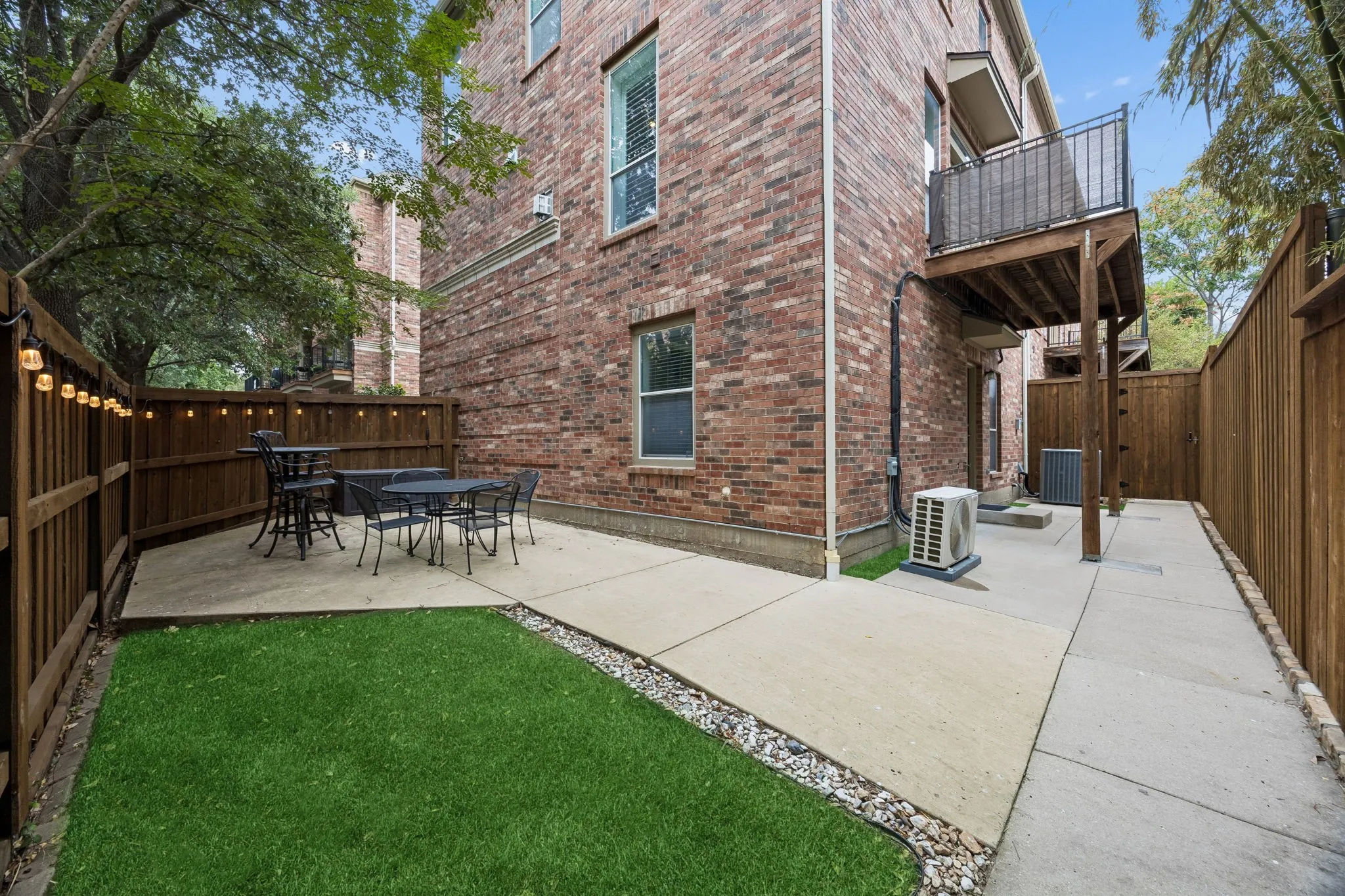 Townhouse For Sale in Dallas County , 3610 Gillespie Street 1, Dallas, Texas 75219, 3 Bedroom, 4 Bathroom, 2 Garage spaces, 2,136 Sqft, built in 2004, mls#21377581, Real Estate Agent in Dallas, Homes For Sale in Dallas county, Homes For Sale in Dallas, Realtor in Dallas Texas, Real Estate Brokerage Independent Realty Texas, Luminita Cordes Realtor