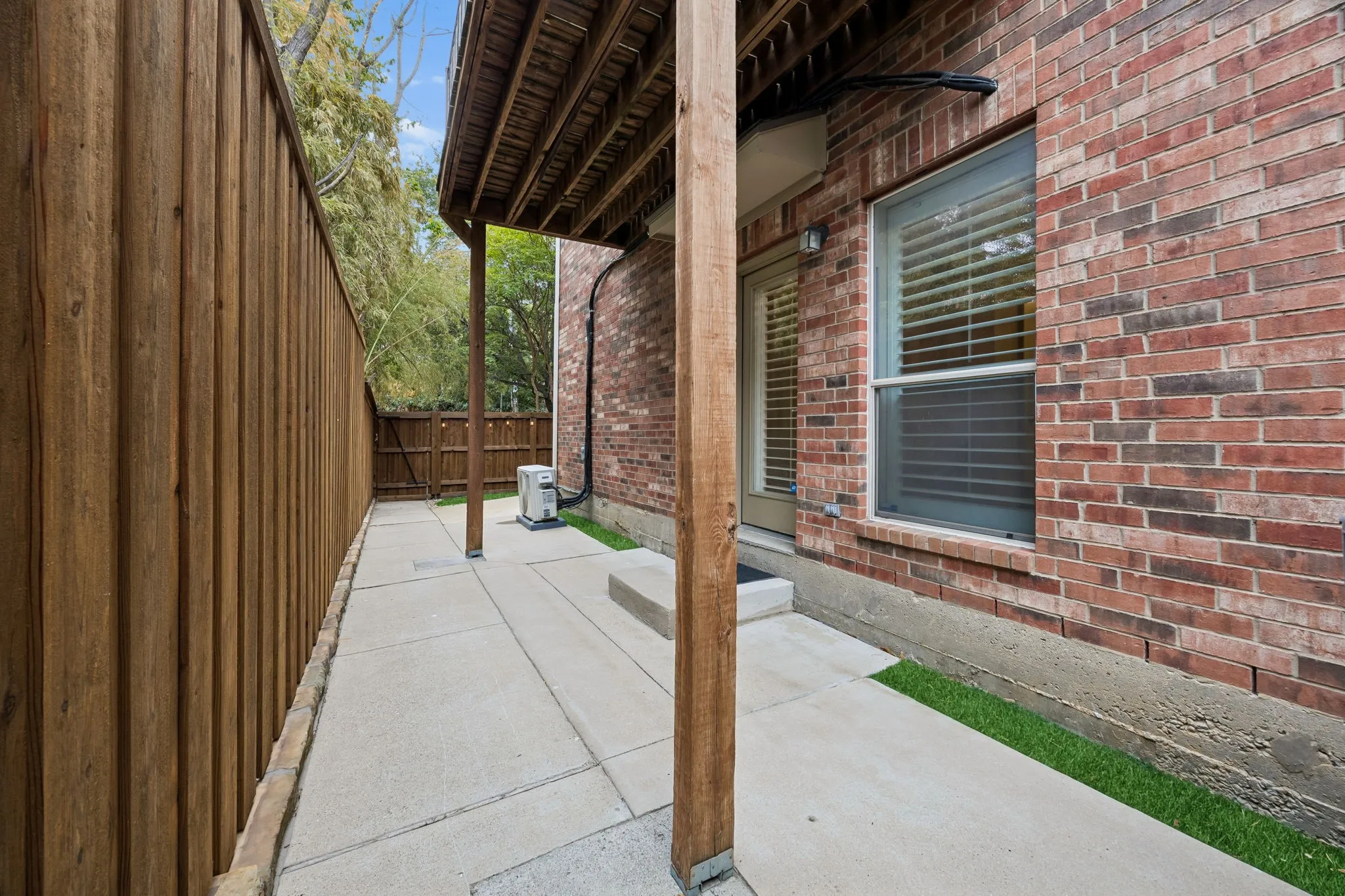 Townhouse For Sale in Dallas County , 3610 Gillespie Street 1, Dallas, Texas 75219, 3 Bedroom, 4 Bathroom, 2 Garage spaces, 2,136 Sqft, built in 2004, mls#21377581, Real Estate Agent in Dallas, Homes For Sale in Dallas county, Homes For Sale in Dallas, Realtor in Dallas Texas, Real Estate Brokerage Independent Realty Texas, Luminita Cordes Realtor