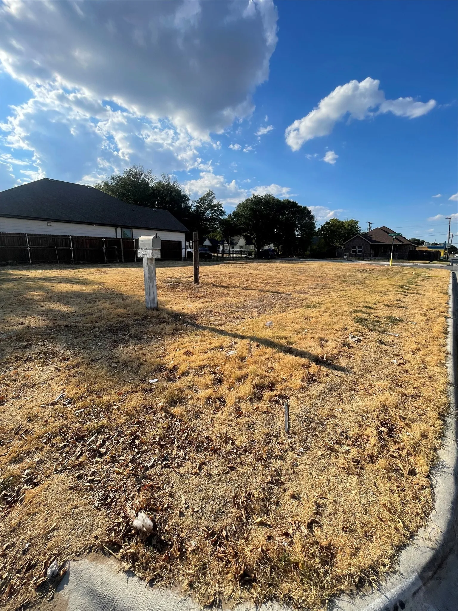 Single Family Residence For Sale in Tarrant County , 516 S Edgewood Terrace, Fort Worth, Texas 76103, 2 Bedroom, 1 Bathroom, Garage spaces, 654 Sqft, built in 1965, mls#21377923, Real Estate Agent in Fort Worth, Homes For Sale in Tarrant county, Homes For Sale in Fort Worth, Realtor in Fort Worth Texas, Real Estate Brokerage Independent Realty Texas, Luminita Cordes Realtor