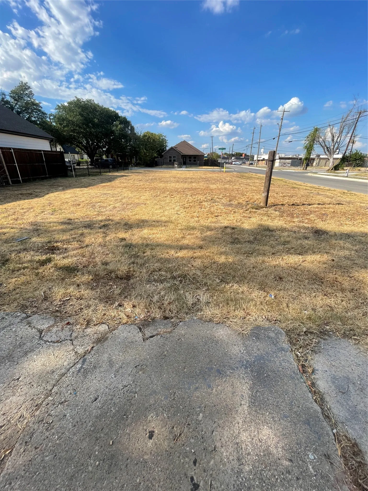 Single Family Residence For Sale in Tarrant County , 516 S Edgewood Terrace, Fort Worth, Texas 76103, 2 Bedroom, 1 Bathroom, Garage spaces, 654 Sqft, built in 1965, mls#21377923, Real Estate Agent in Fort Worth, Homes For Sale in Tarrant county, Homes For Sale in Fort Worth, Realtor in Fort Worth Texas, Real Estate Brokerage Independent Realty Texas, Luminita Cordes Realtor