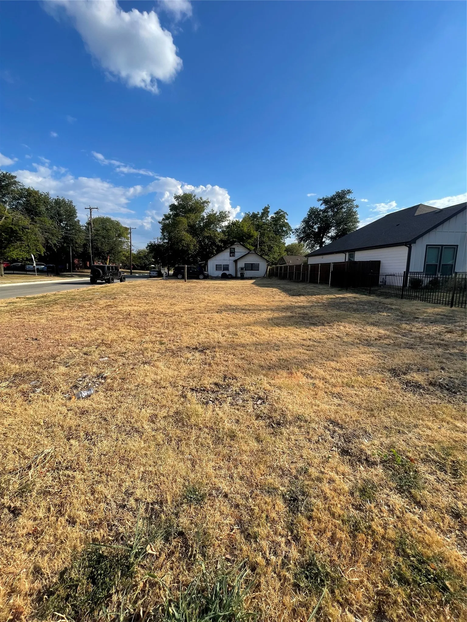 Single Family Residence For Sale in Tarrant County , 516 S Edgewood Terrace, Fort Worth, Texas 76103, 2 Bedroom, 1 Bathroom, Garage spaces, 654 Sqft, built in 1965, mls#21377923, Real Estate Agent in Fort Worth, Homes For Sale in Tarrant county, Homes For Sale in Fort Worth, Realtor in Fort Worth Texas, Real Estate Brokerage Independent Realty Texas, Luminita Cordes Realtor