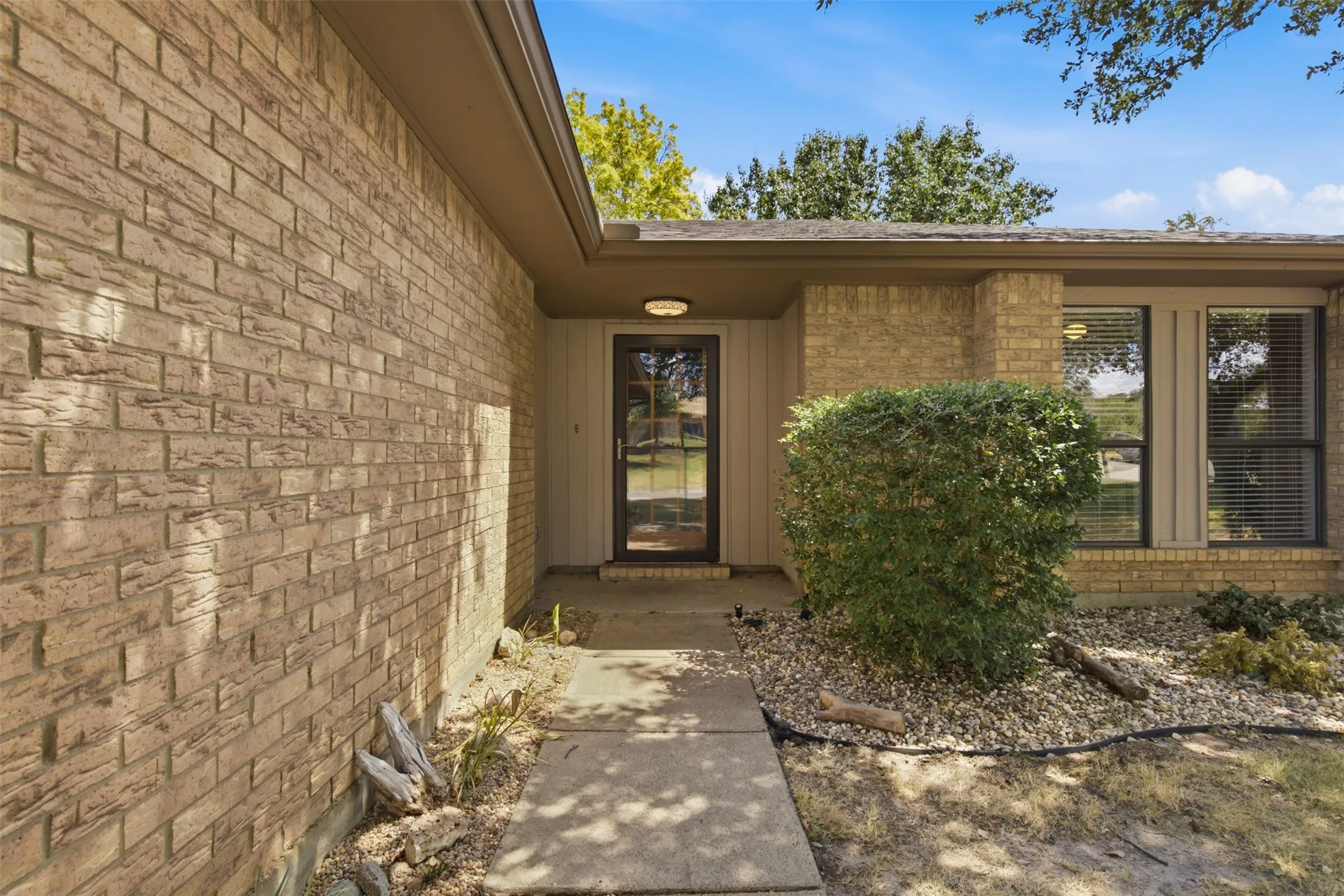 Single Family Residence For Sale in Tarrant County , 6417 Shasta Trail, Fort Worth, Texas 76133, 2 Bedroom, 2 Bathroom, 2 Garage spaces, 1,284 Sqft, built in 1985, mls#21379084, Real Estate Agent in Fort Worth, Homes For Sale in Tarrant county, Homes For Sale in Fort Worth, Realtor in Fort Worth Texas, Real Estate Brokerage Independent Realty Texas, Luminita Cordes Realtor