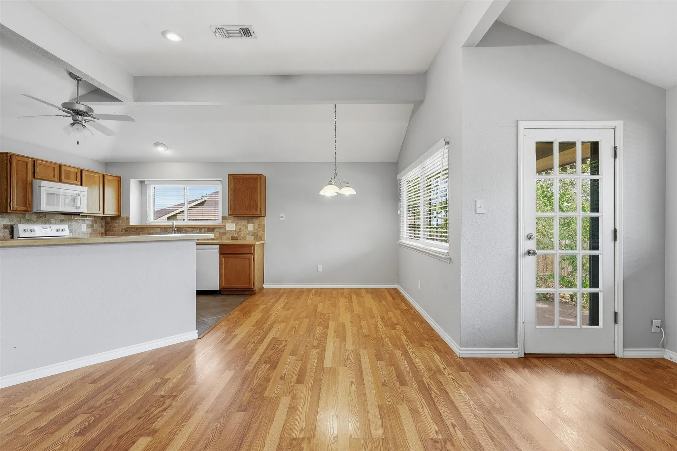 Single Family Residence For Sale in Tarrant County , 6417 Shasta Trail, Fort Worth, Texas 76133, 2 Bedroom, 2 Bathroom, 2 Garage spaces, 1,284 Sqft, built in 1985, mls#21379084, Real Estate Agent in Fort Worth, Homes For Sale in Tarrant county, Homes For Sale in Fort Worth, Realtor in Fort Worth Texas, Real Estate Brokerage Independent Realty Texas, Luminita Cordes Realtor