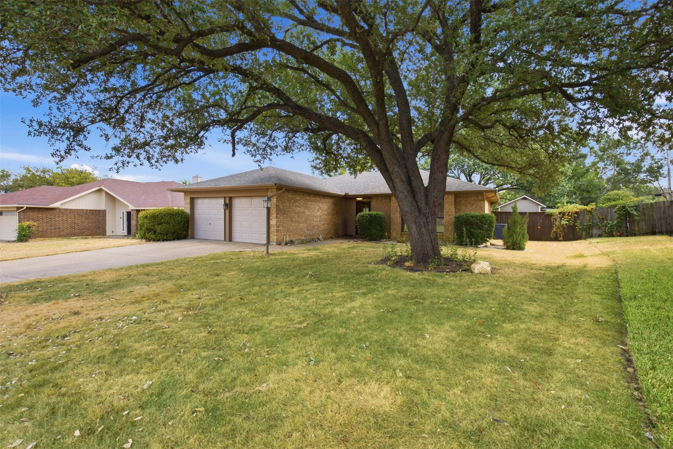 Single Family Residence For Sale in Tarrant County , 6417 Shasta Trail, Fort Worth, Texas 76133, 2 Bedroom, 2 Bathroom, 2 Garage spaces, 1,284 Sqft, built in 1985, mls#21379084, Real Estate Agent in Fort Worth, Homes For Sale in Tarrant county, Homes For Sale in Fort Worth, Realtor in Fort Worth Texas, Real Estate Brokerage Independent Realty Texas, Luminita Cordes Realtor