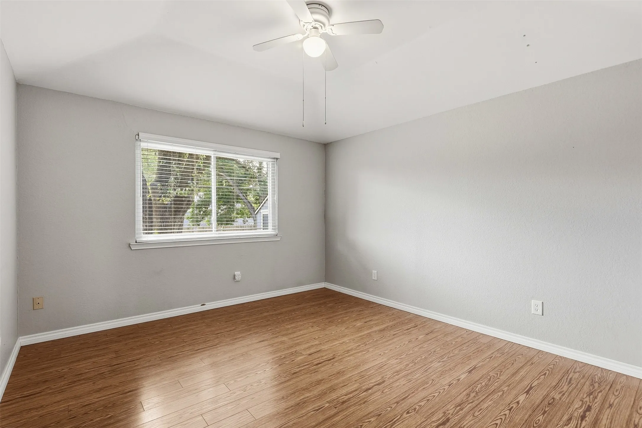 Single Family Residence For Sale in Tarrant County , 6417 Shasta Trail, Fort Worth, Texas 76133, 2 Bedroom, 2 Bathroom, 2 Garage spaces, 1,284 Sqft, built in 1985, mls#21379084, Real Estate Agent in Fort Worth, Homes For Sale in Tarrant county, Homes For Sale in Fort Worth, Realtor in Fort Worth Texas, Real Estate Brokerage Independent Realty Texas, Luminita Cordes Realtor