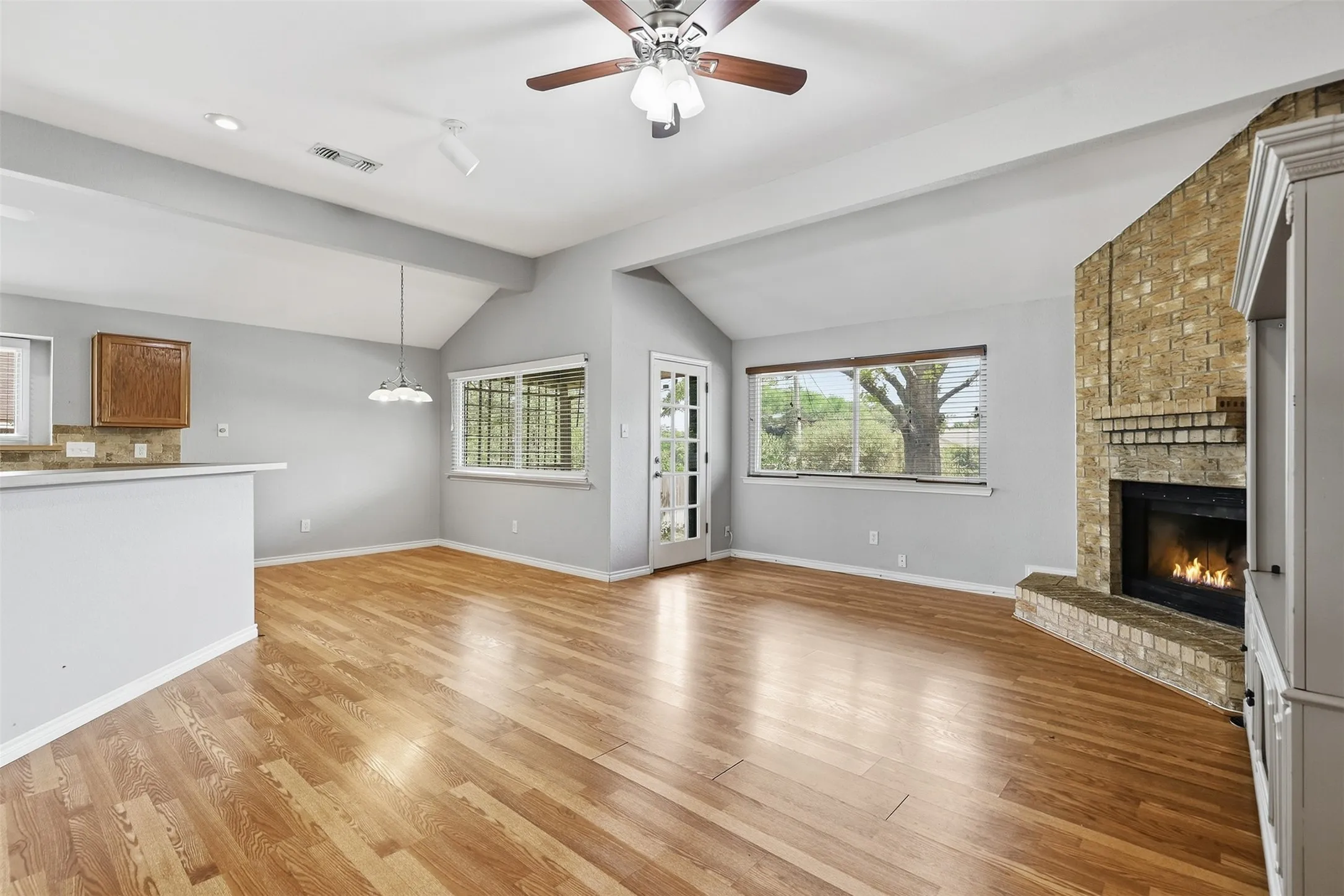 Single Family Residence For Sale in Tarrant County , 6417 Shasta Trail, Fort Worth, Texas 76133, 2 Bedroom, 2 Bathroom, 2 Garage spaces, 1,284 Sqft, built in 1985, mls#21379084, Real Estate Agent in Fort Worth, Homes For Sale in Tarrant county, Homes For Sale in Fort Worth, Realtor in Fort Worth Texas, Real Estate Brokerage Independent Realty Texas, Luminita Cordes Realtor