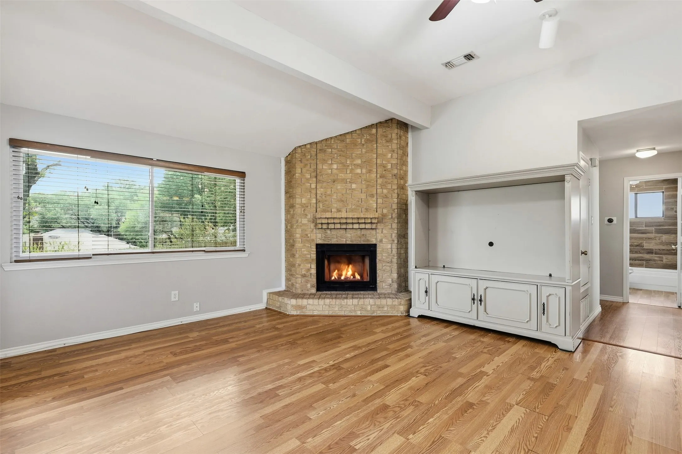 Single Family Residence For Sale in Tarrant County , 6417 Shasta Trail, Fort Worth, Texas 76133, 2 Bedroom, 2 Bathroom, 2 Garage spaces, 1,284 Sqft, built in 1985, mls#21379084, Real Estate Agent in Fort Worth, Homes For Sale in Tarrant county, Homes For Sale in Fort Worth, Realtor in Fort Worth Texas, Real Estate Brokerage Independent Realty Texas, Luminita Cordes Realtor