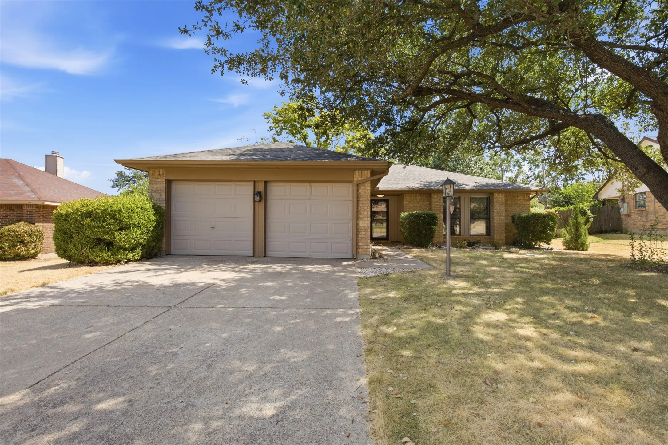 Single Family Residence For Sale in Tarrant County , 6417 Shasta Trail, Fort Worth, Texas 76133, 2 Bedroom, 2 Bathroom, 2 Garage spaces, 1,284 Sqft, built in 1985, mls#21379084, Real Estate Agent in Fort Worth, Homes For Sale in Tarrant county, Homes For Sale in Fort Worth, Realtor in Fort Worth Texas, Real Estate Brokerage Independent Realty Texas, Luminita Cordes Realtor