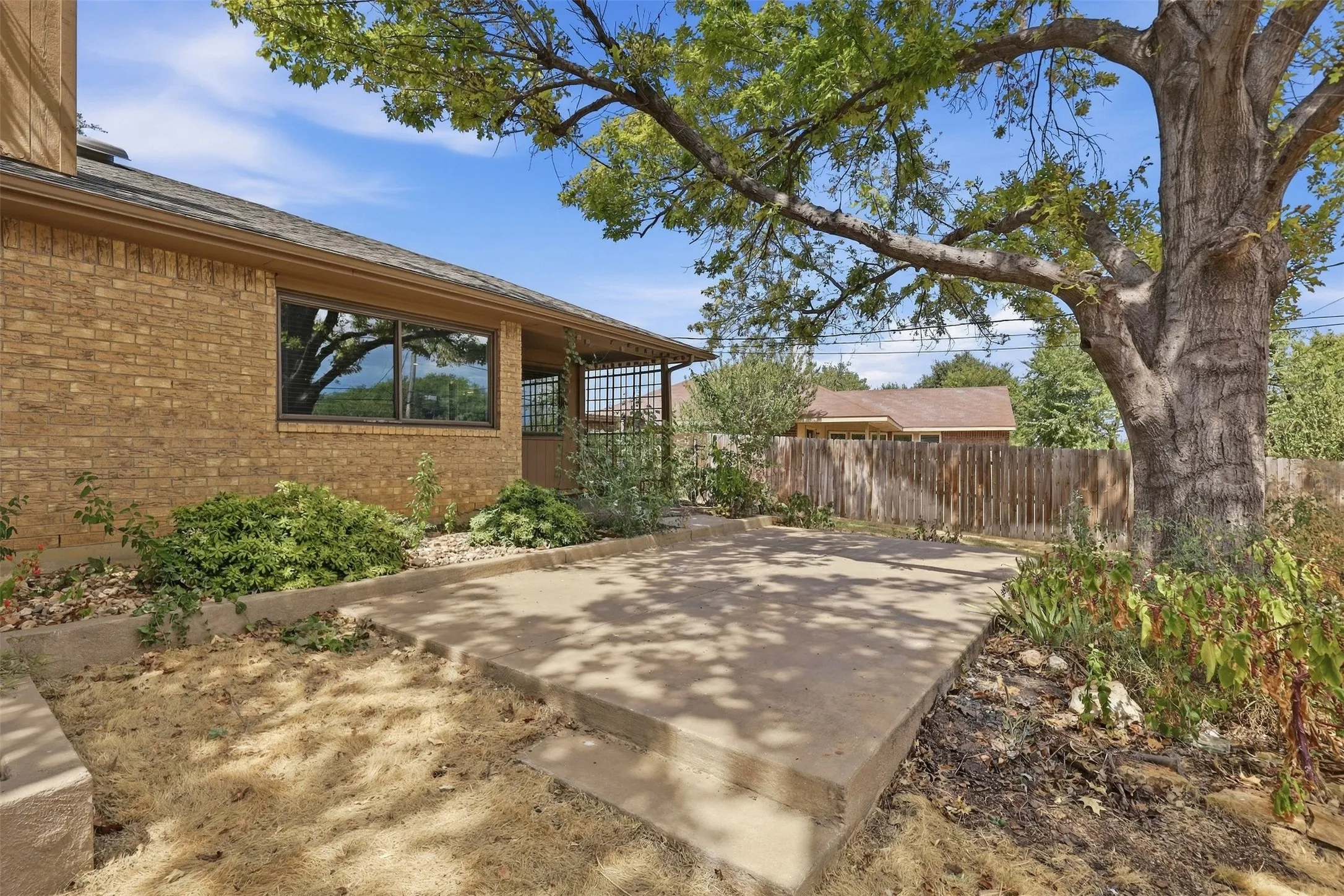Single Family Residence For Sale in Tarrant County , 6417 Shasta Trail, Fort Worth, Texas 76133, 2 Bedroom, 2 Bathroom, 2 Garage spaces, 1,284 Sqft, built in 1985, mls#21379084, Real Estate Agent in Fort Worth, Homes For Sale in Tarrant county, Homes For Sale in Fort Worth, Realtor in Fort Worth Texas, Real Estate Brokerage Independent Realty Texas, Luminita Cordes Realtor